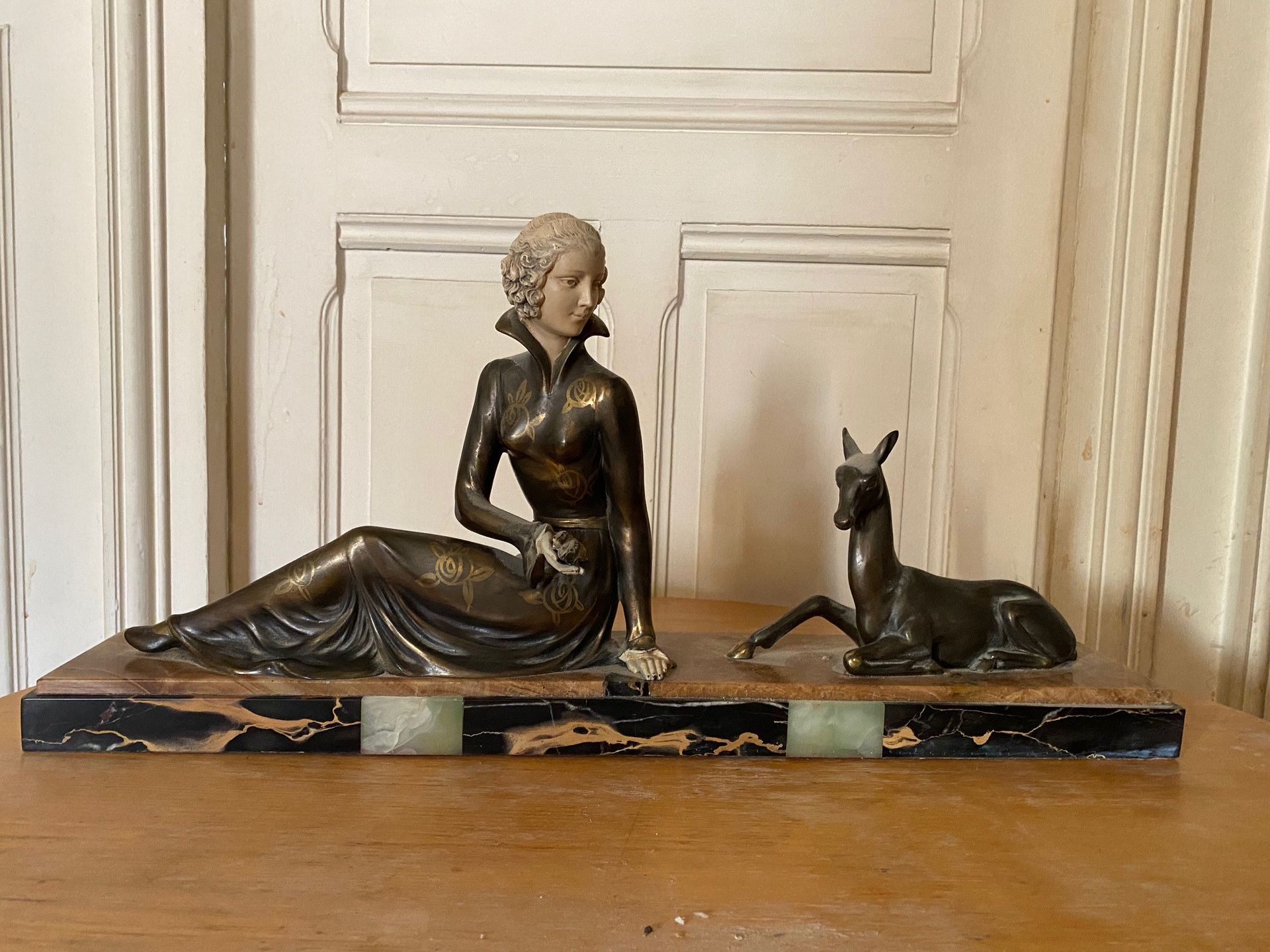 Null Sculpture en régule et plâtre patiné représentant une jeune femme assise do&hellip;