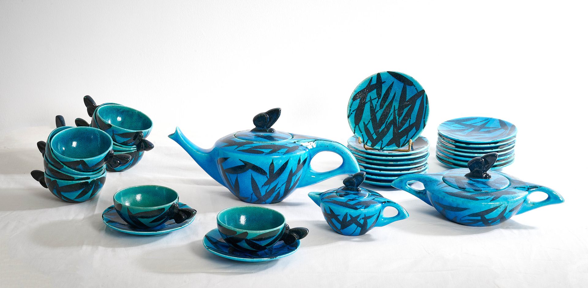 Null 拉乌尔-拉赫纳尔 (1885 - 1956)

	绿松石和黑色釉面陶瓷的蝴蝶茶具的一部分，有竹枝装饰，包括一个茶壶，一个牛奶壶，一个糖碗，17个碟子和&hellip;