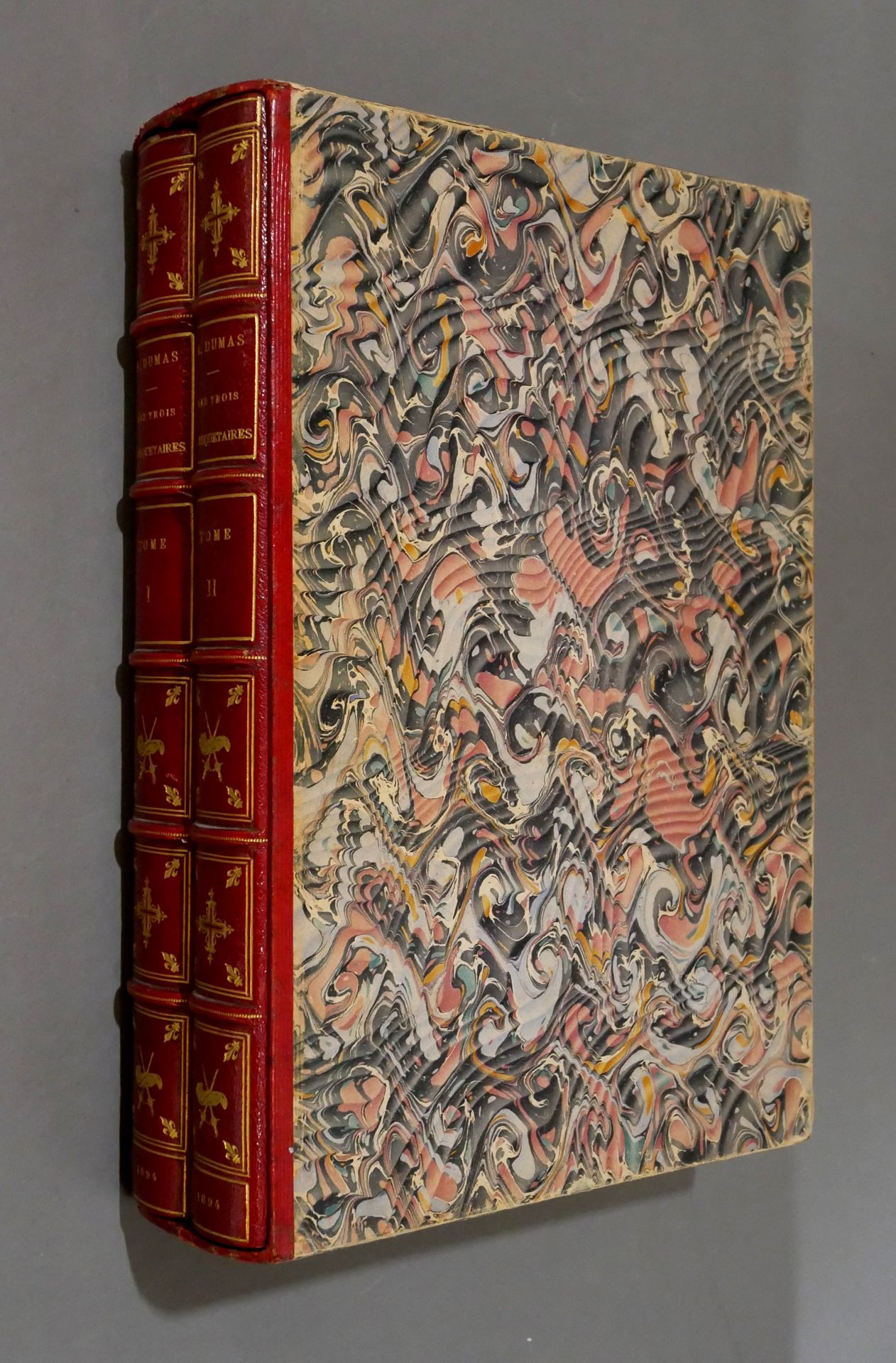 Null 亚历山大-杜马

三个火枪手。

莫里斯-勒罗尔的作品。

Calmann-Lévy, 1894.

2卷，4开本，半摩洛哥文，带角，书脊镀金，滑套。&hellip;