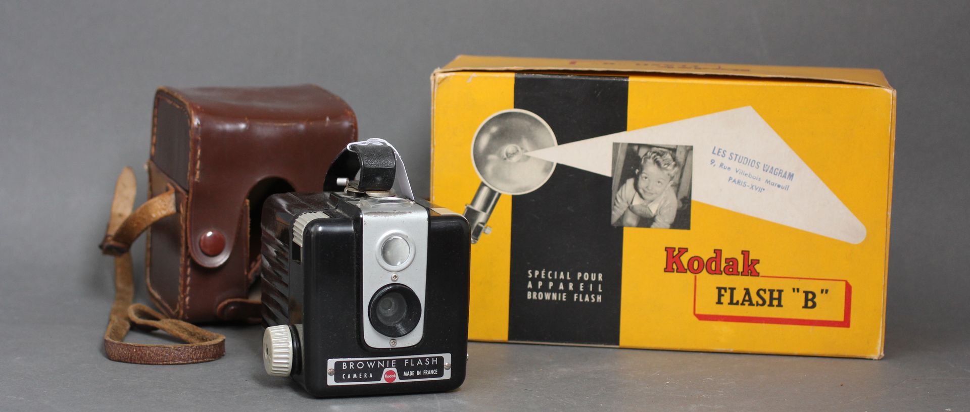 Null KODAK

- Brownie flash camera (wear) in its leather case (accident to the c&hellip;