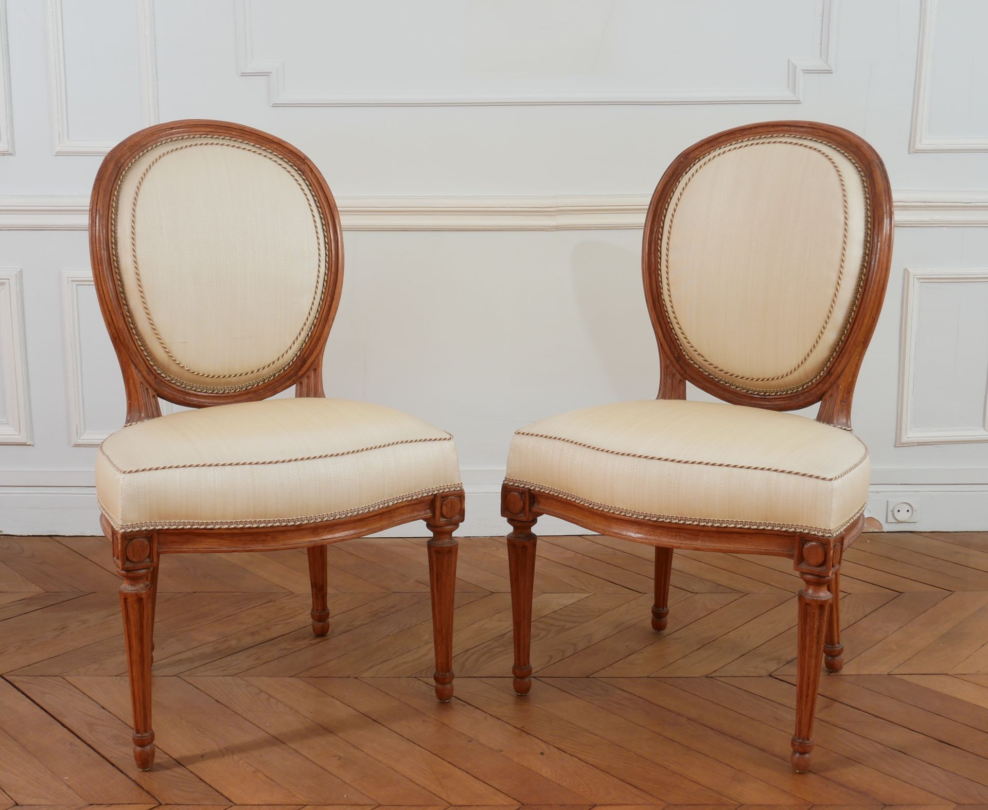 Null Paire de chaises cabriolets à dossier médaillon, style Louis XVI

H : 86 L &hellip;