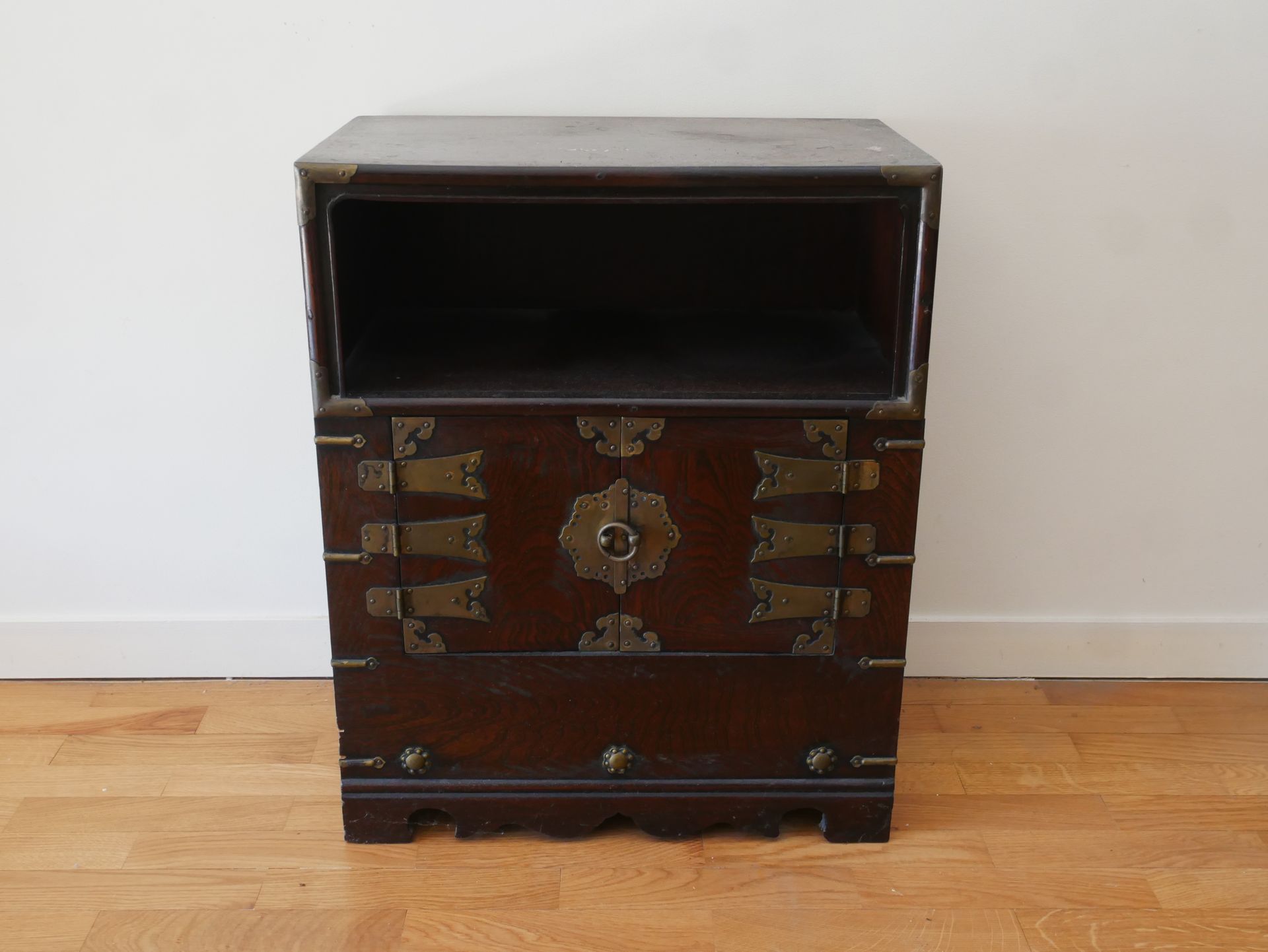 Null 天然木制小件家具，有一个盒子和两片叶子，黄铜配件，中国

H: 59 W: 48 D: 30 cm (裂缝，磨损)