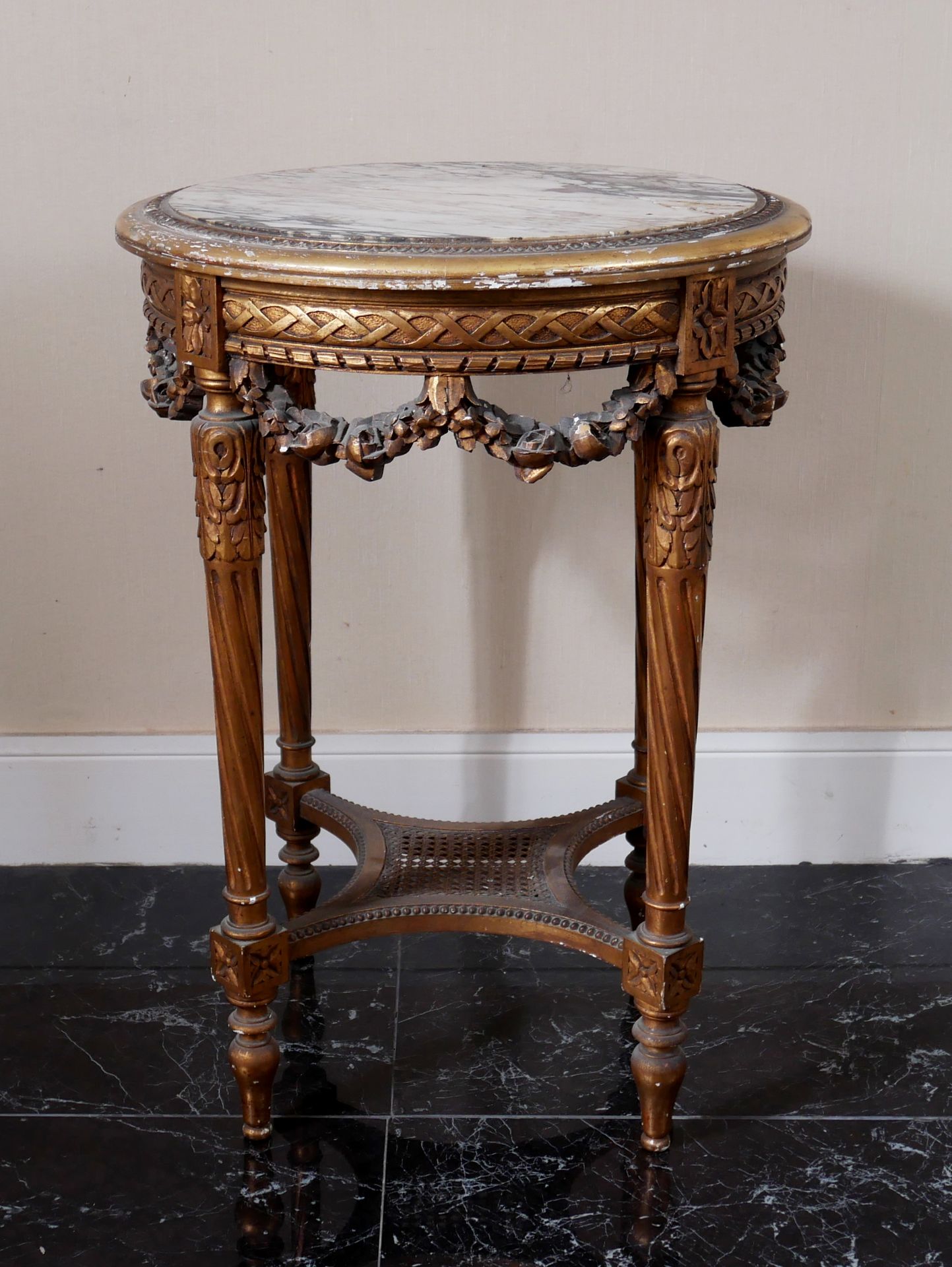 Null 镀金木质圆座桌，锥形桌腿与凹槽桌面相连，白色大理石带灰色纹理，路易十六风格

高：74,5 深：54 厘米（大理石损坏）。