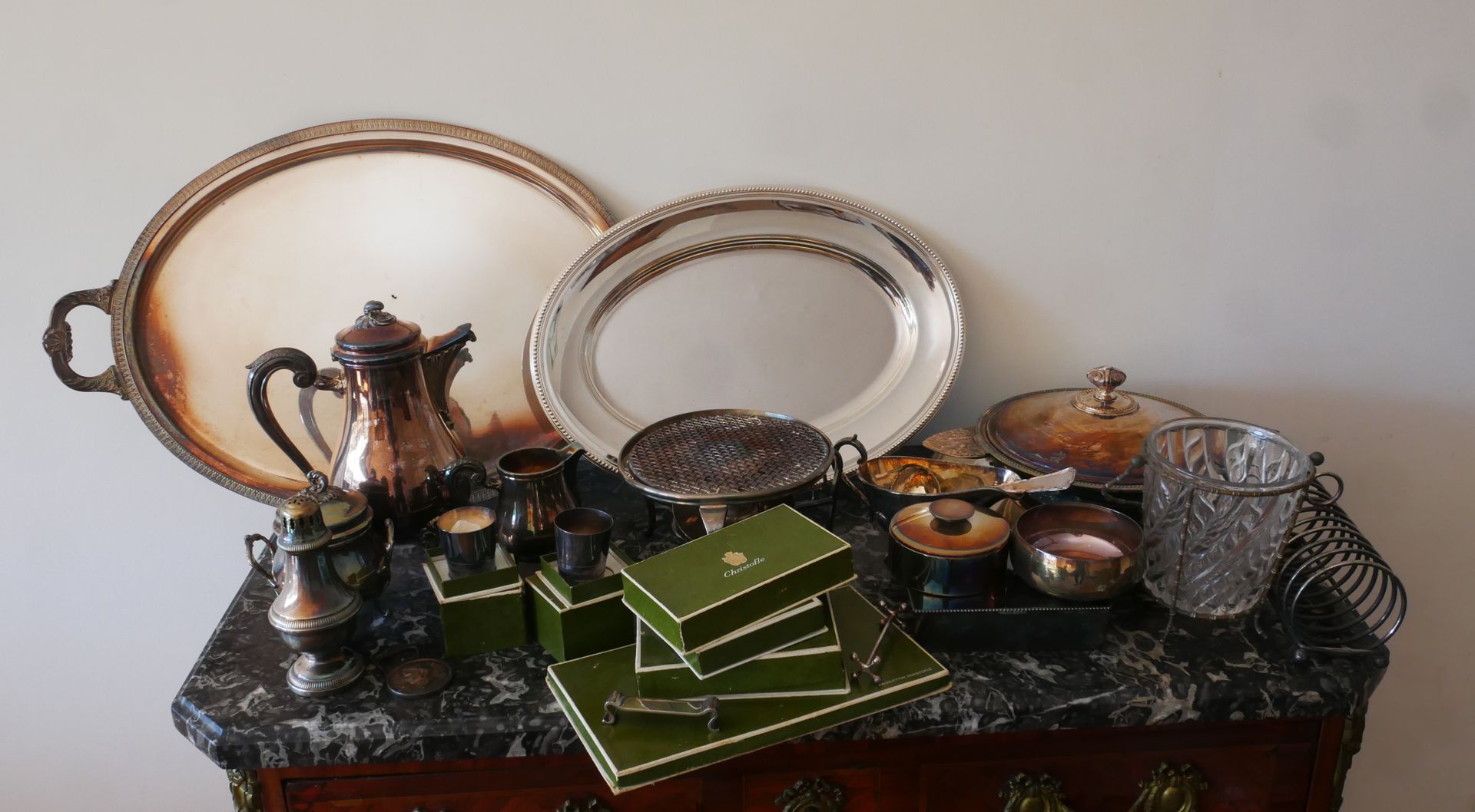 Null CHRISTOFLE和杂项

镀银金属的茶具、有盖碗、水壶、刀架、粉末分配器、炉子和杂物