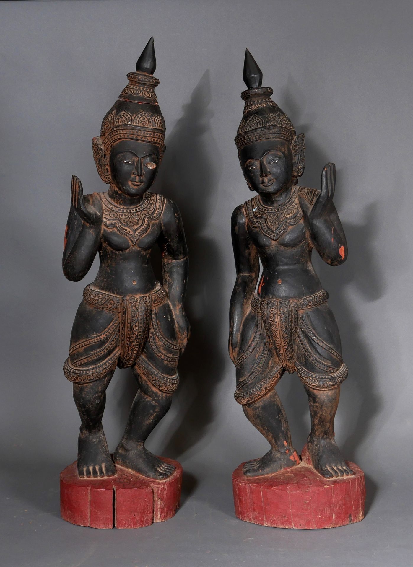 Null Paar Tänzerinnen aus bemaltem Holz, Fernost.

H: 96-97 cm (Abnutzungen, Feh&hellip;