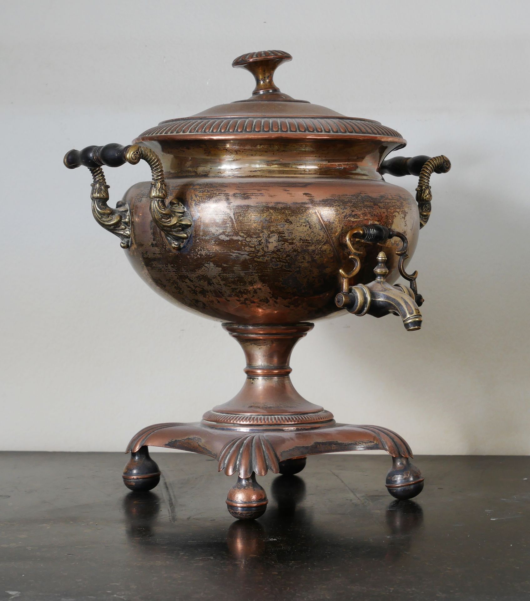 Null Samovar quadripod in metal with friezes godronnées, grips feuillagées, hand&hellip;