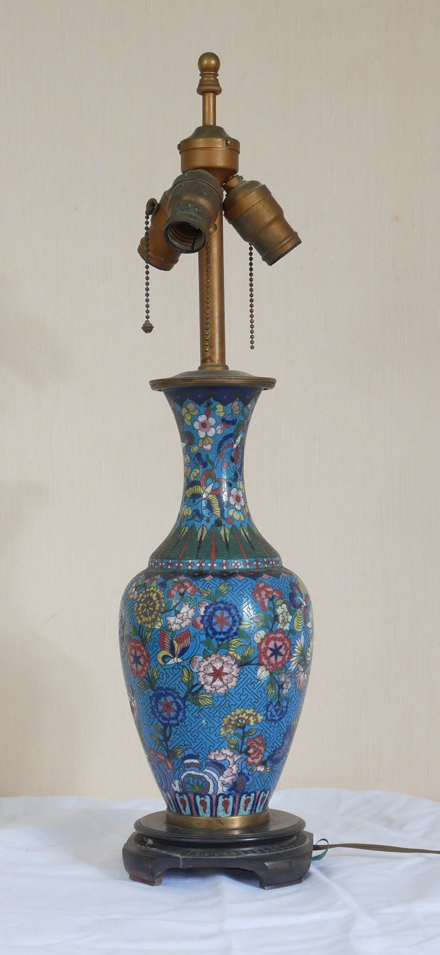 Null 景泰蓝金属柱形瓶，绿松石蓝背景上的多色花，中国19世纪末（凹痕，事故）。

安装成灯，木质底座（意外）。

总高度：62厘米。