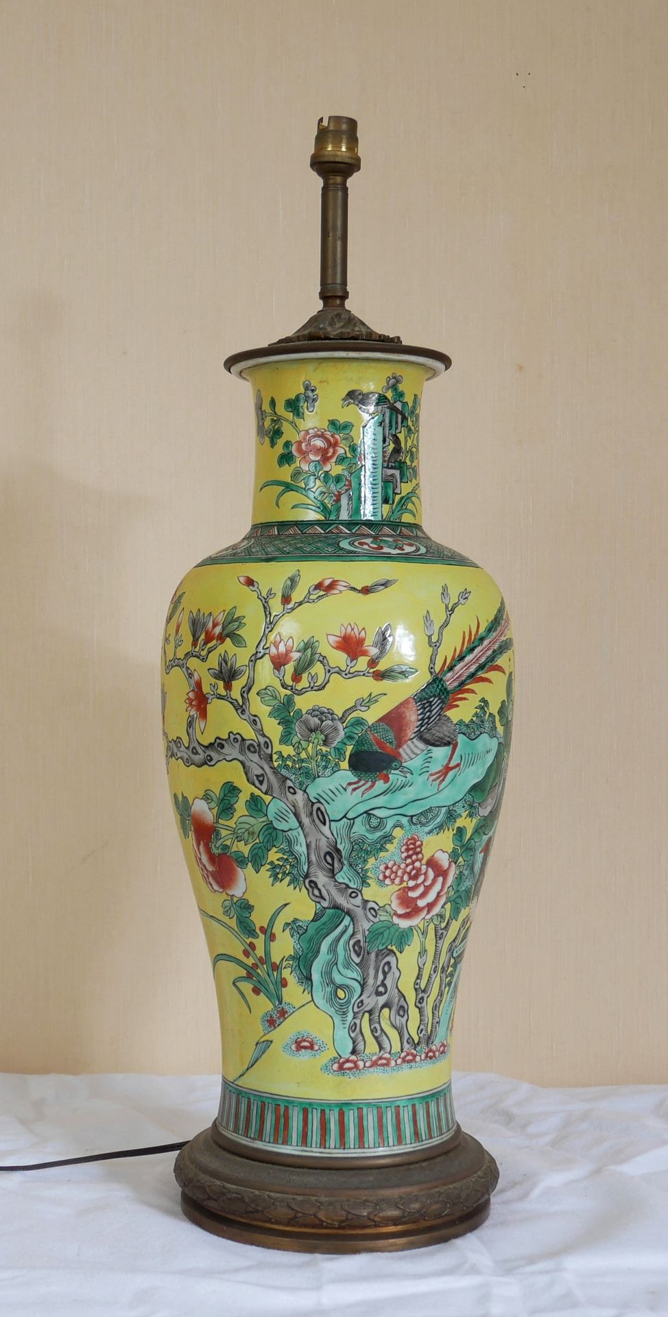 Null 黄底多色瓷器柱形花瓶，装饰有树枝和鸟，装在青铜器上

总高度：66厘米（安装为灯，穿孔，修复）。