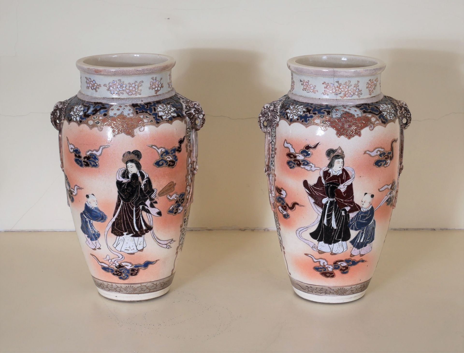 Null 饰有年轻女性的一对双柄陶瓶，南京

高：32厘米（有裂缝）。