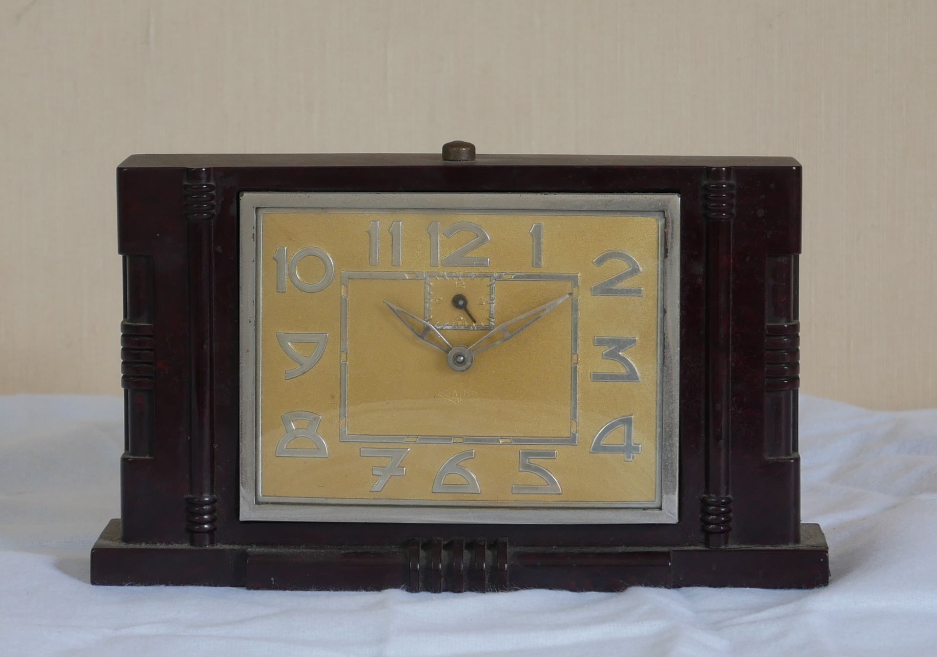 Null Brown bachelite and sheet metal clock, 1930s

H : 13,5 L : 24 cm (accidents&hellip;