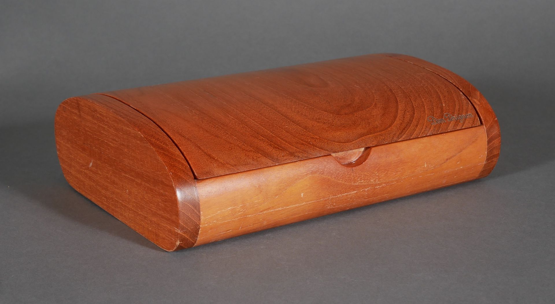 Null DOM PERIGNON

Zigarrenkiste aus Naturholz in ovaler Form.

H: 8 B: 25,5 T: &hellip;