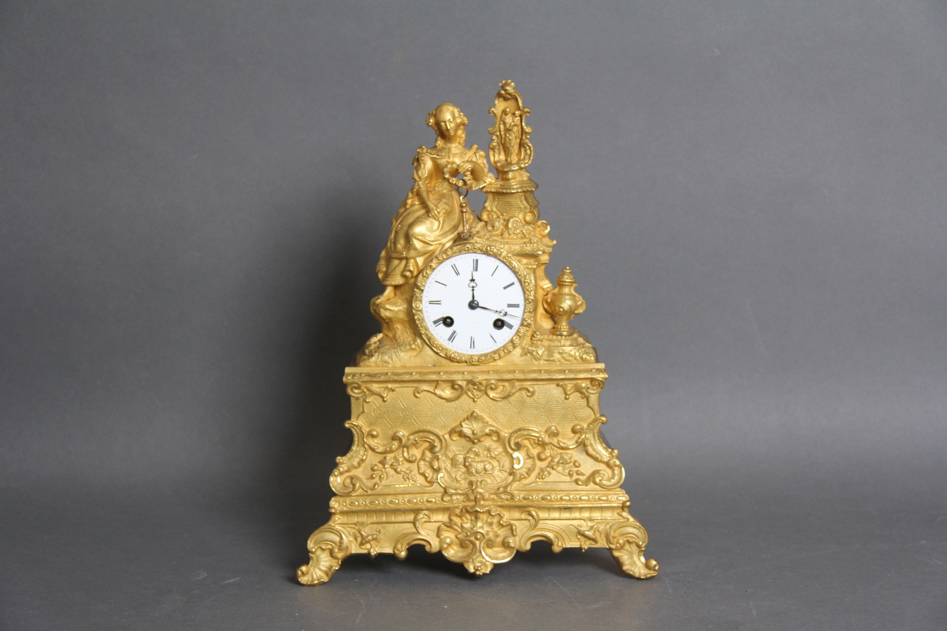 Null Reloj de bronce dorado que representa a una joven apoyada en un altar, la V&hellip;