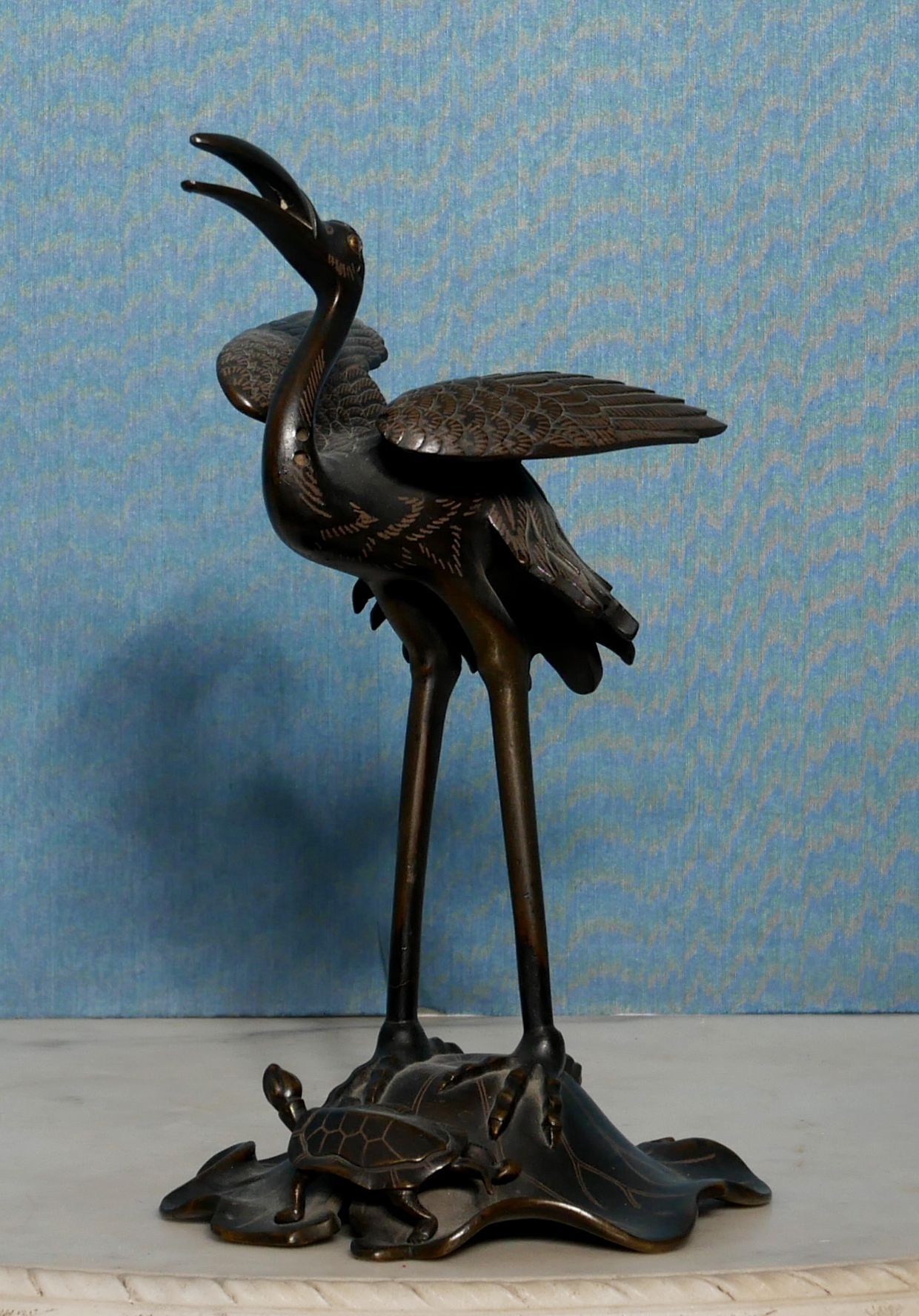 Null Skulptur aus patinierter Bronze, die einen Reiher und eine Schildkröte dars&hellip;