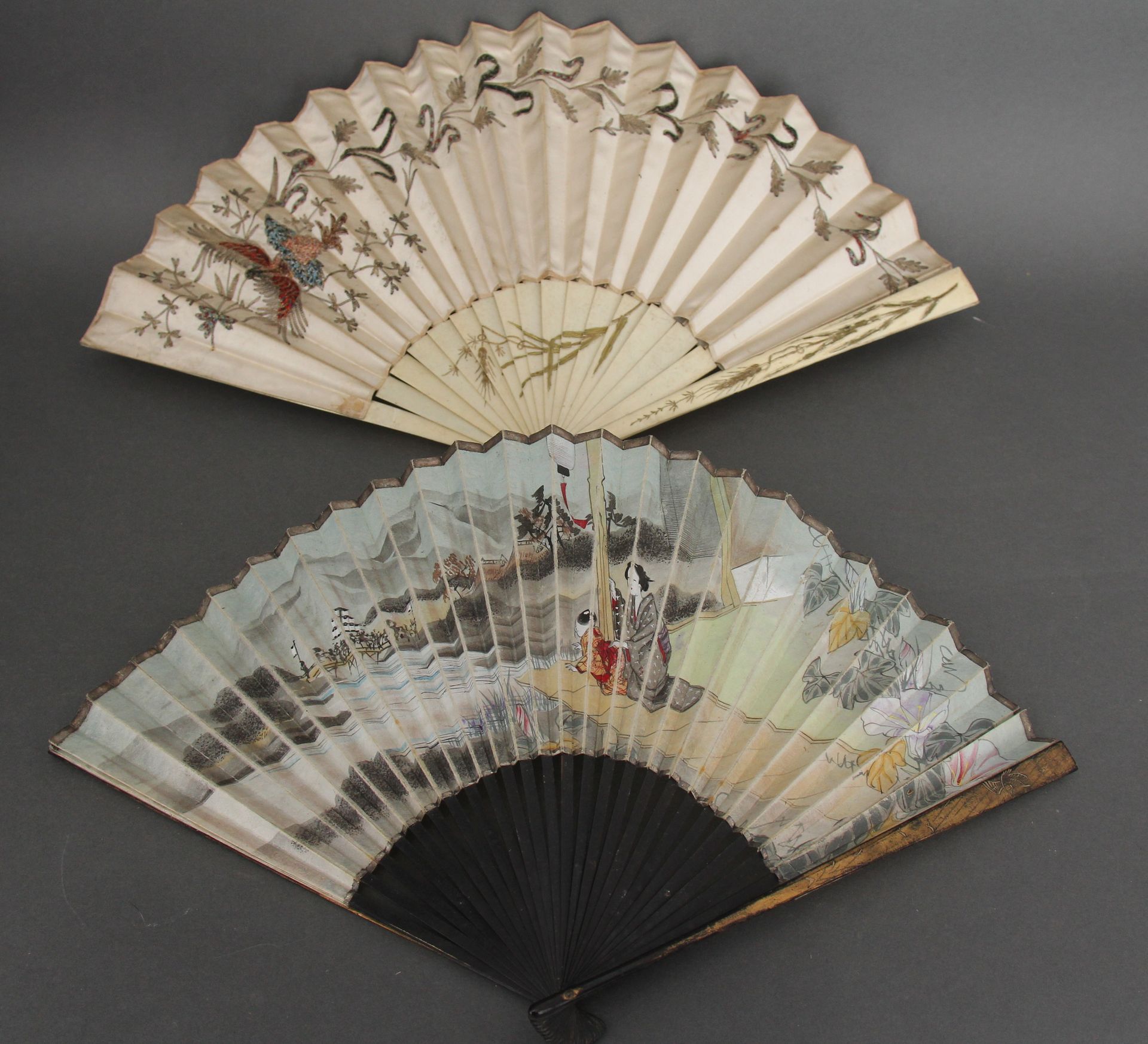 Null 地段:

- 黑漆镀金木扇，绘有离别场景的叶子，日本 19世纪(磨损)

- 鎏金装饰的骨扇，刺绣织物和金属链，带叶子装饰，19世纪（磨损）。