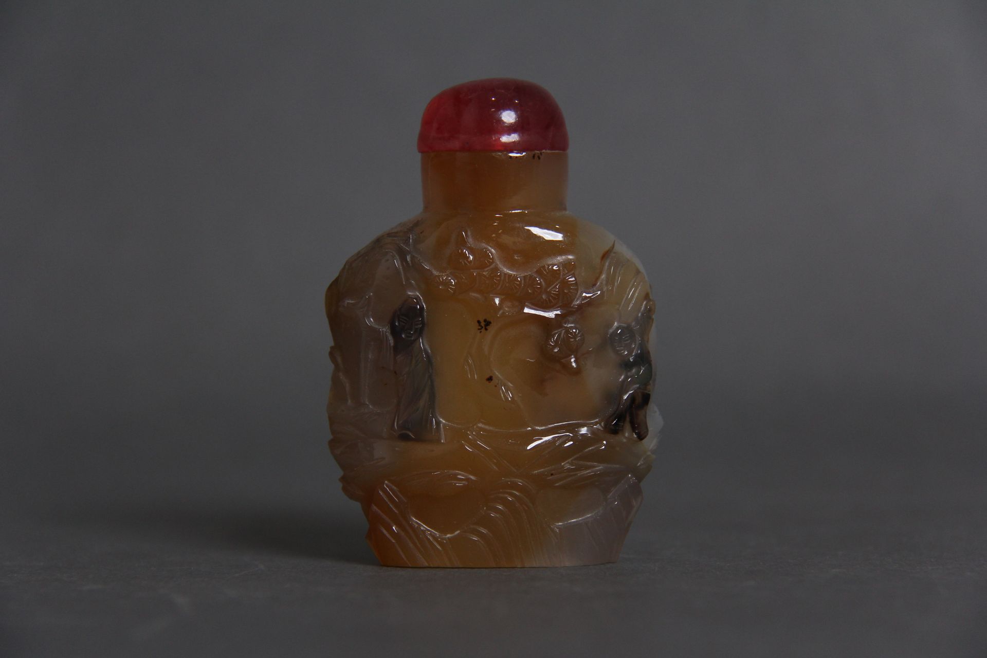 Null Hard stone snuff bottle with relief decoration of a landscape, China

H : 8&hellip;