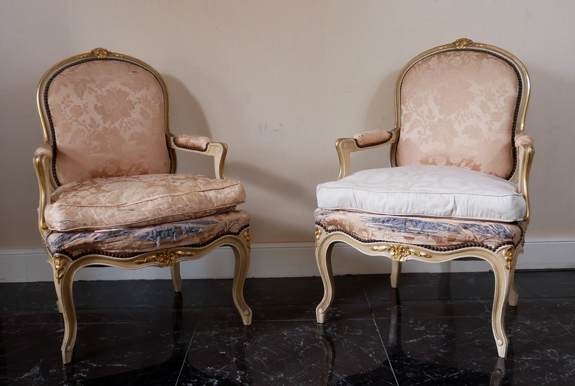 Null 一对直背扶手椅，白色漆木，镀金雕花，拱形腿，路易十五风格

高：94，宽：65，深：56厘米。