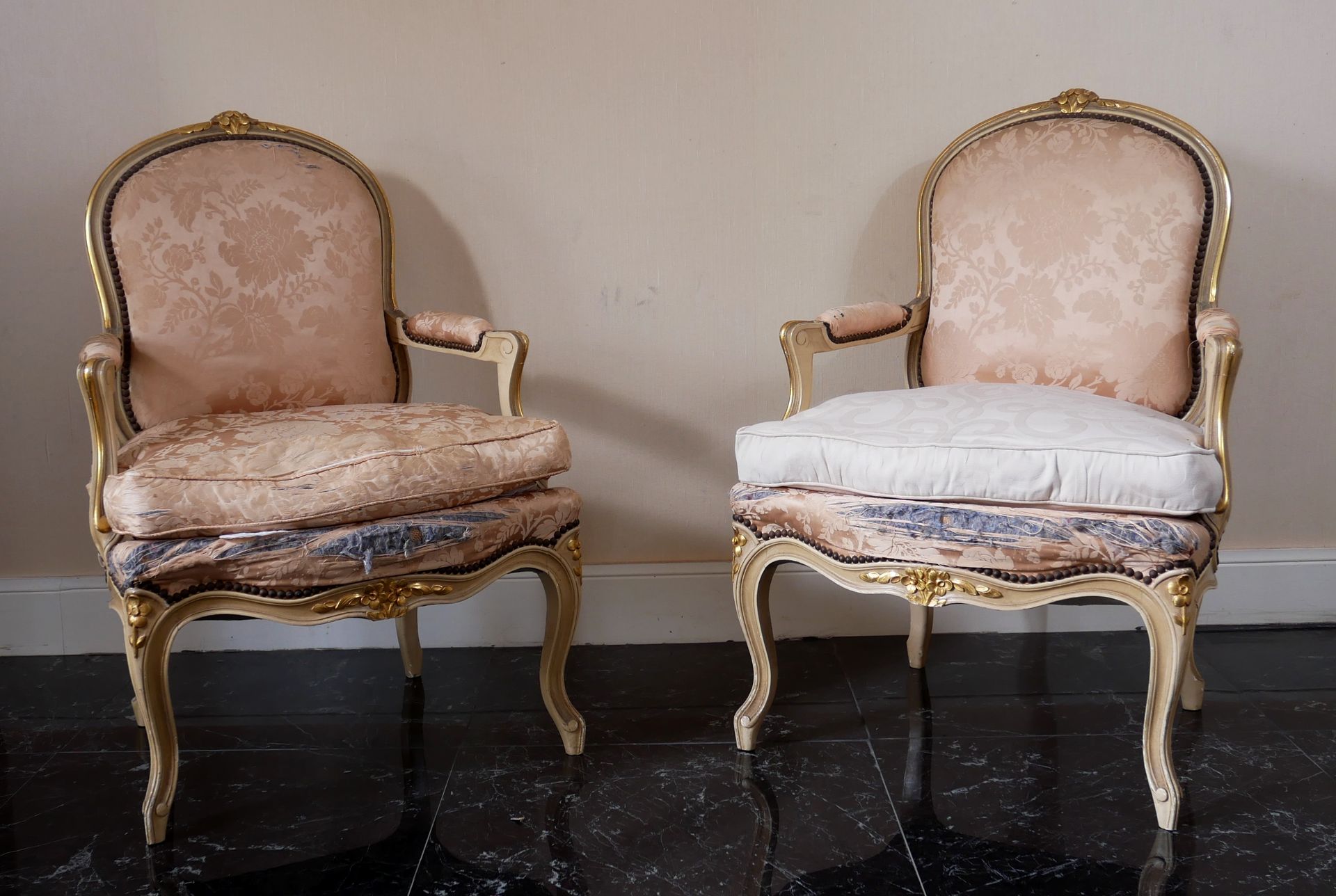 Null Pair of straight-backed armchairs in white lacquered wood and gilded carved&hellip;