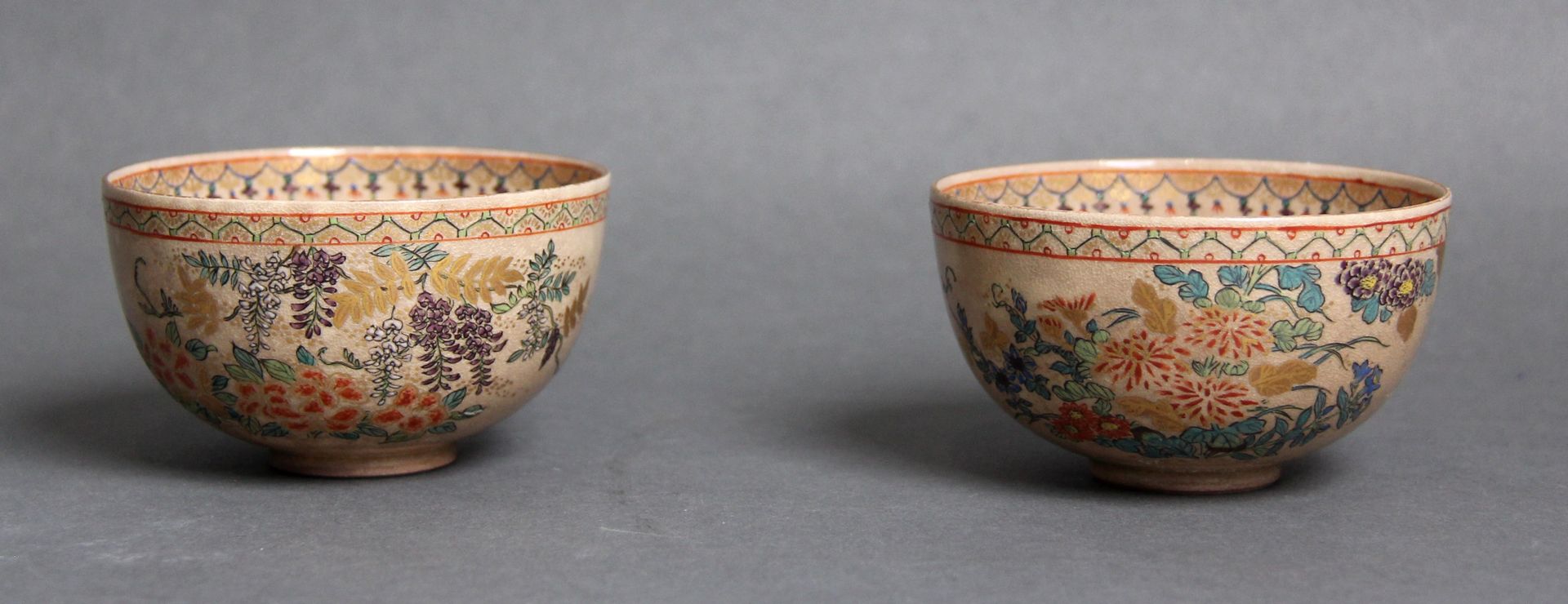 Null 萨摩多色和鎏金花卉装饰的一对陶制后跟碗，底座下有签名

高：5,7 D：9 cm。