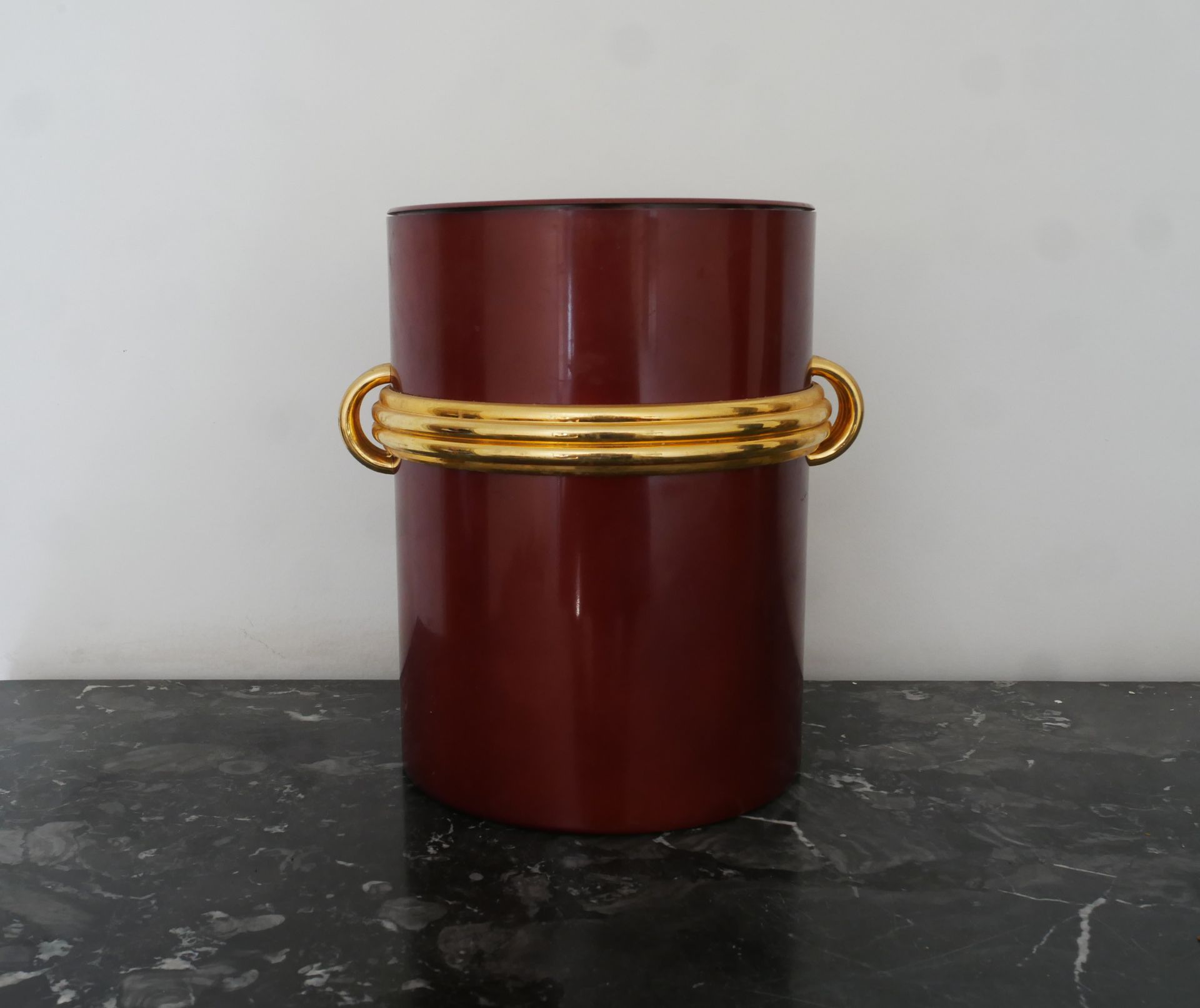 Null 
郎世宁




棕色和金色的塑料瓶冷却器，签名，1980年代




高：20厘米。



(油漆碎片)