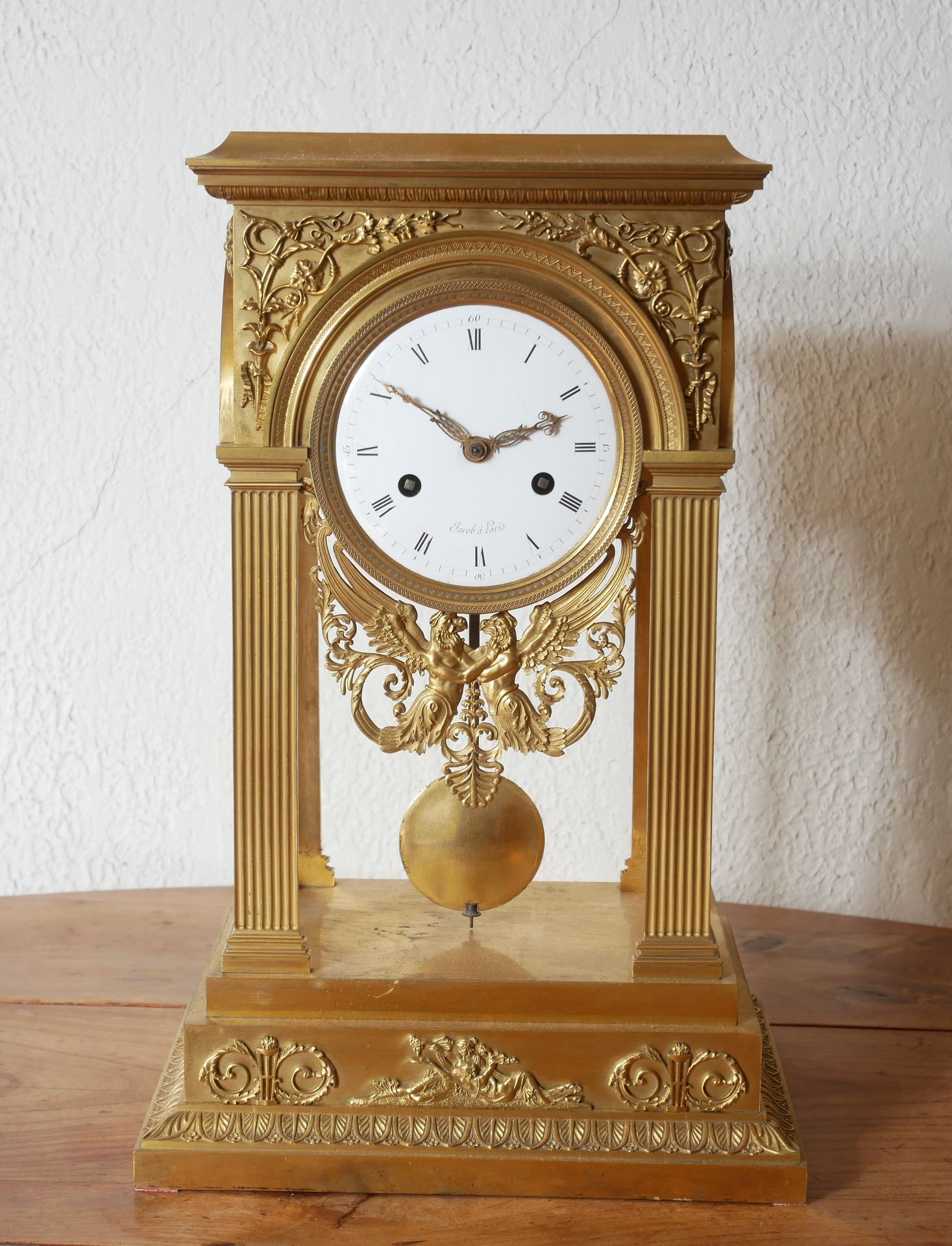 Null Portico clock in gilt bronze, dial signed Jacob in Paris

H : 41 W : 26 D :&hellip;