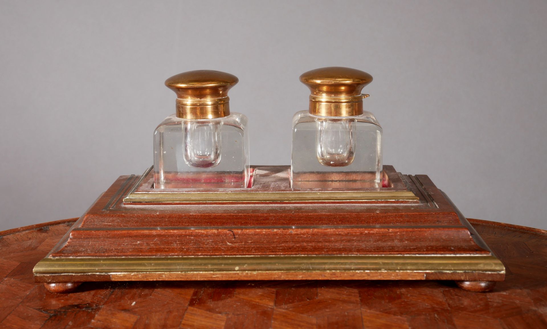 Null 
天然木和黄铜的墨池，有两个玻璃和黄铜的瓶子




高：12 W：29 D：18 cm。



(一个墨水瓶的铰链断裂)