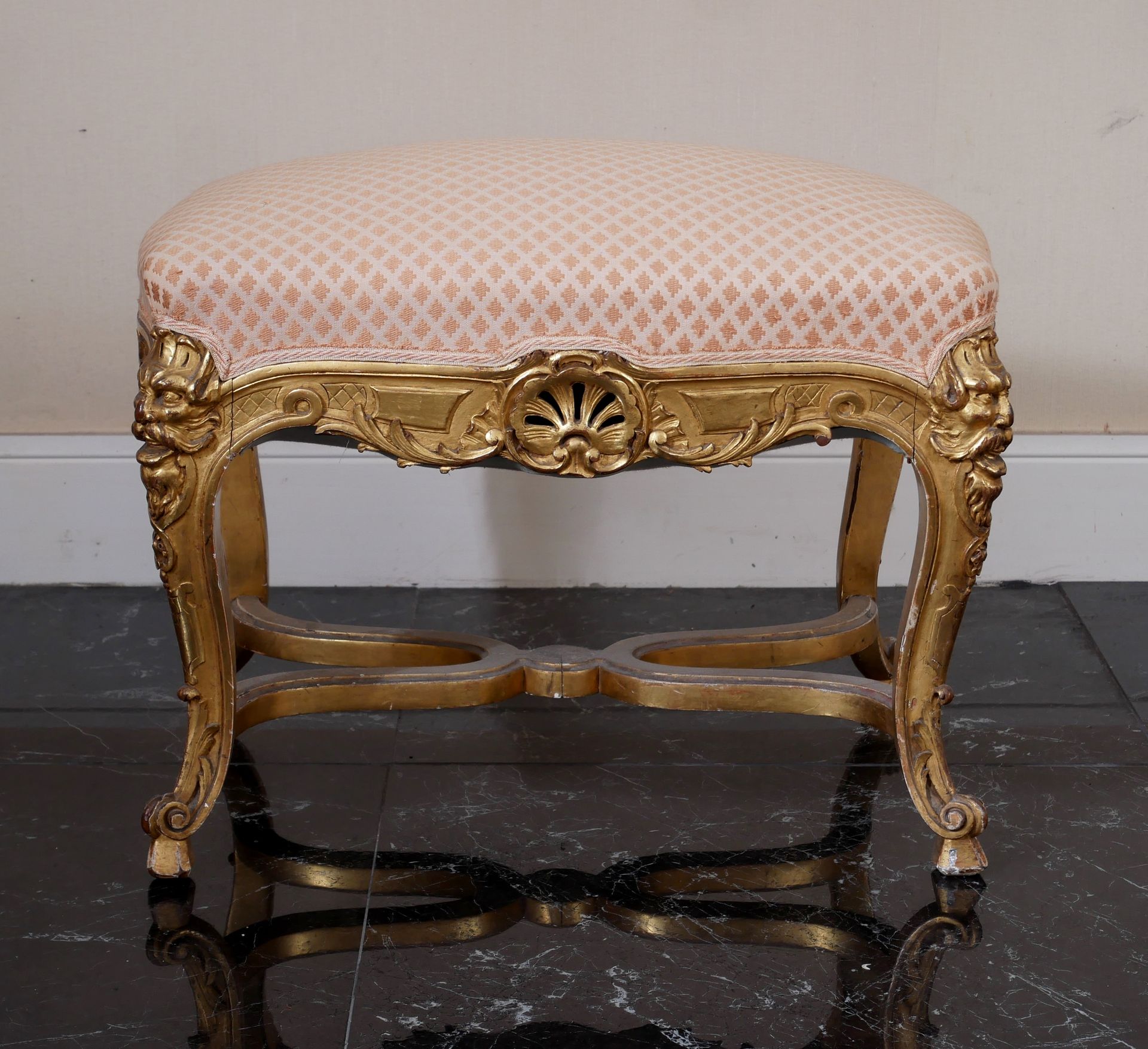 Null 雕刻和镀金的木凳，上面装饰着马斯克龙和贝壳，凸脚由一个X形支架连接，路易十五风格

高：46、宽：64、深：49厘米（筹）。