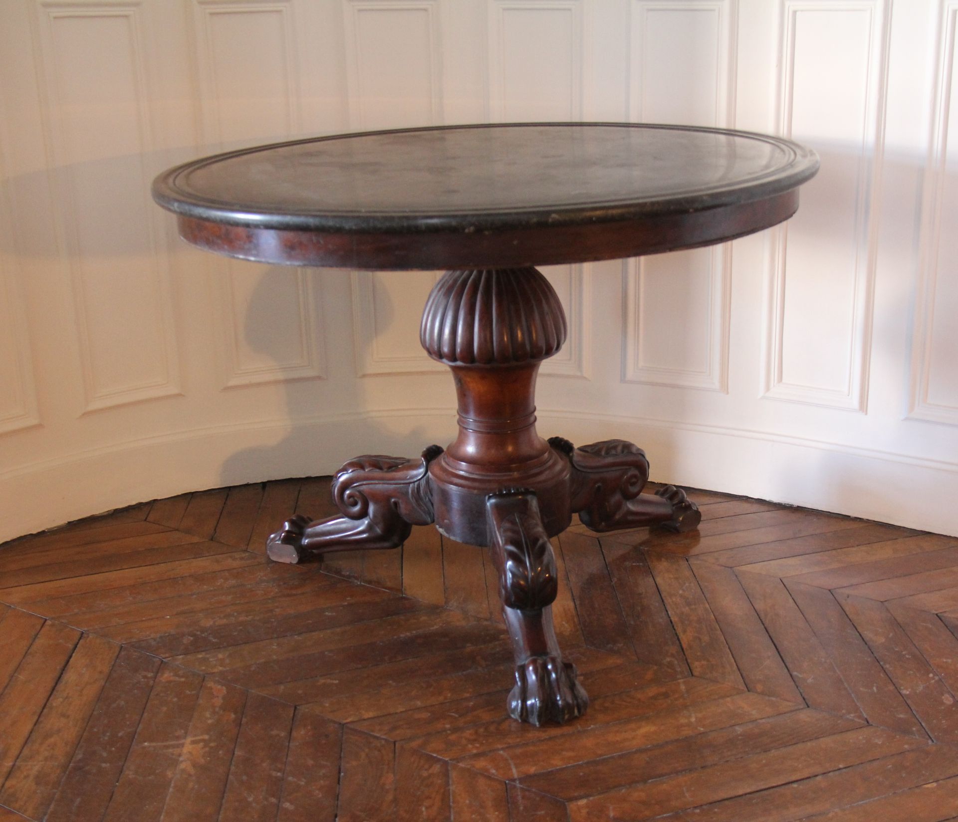 Null Round pedestal table in mahogany and mahogany veneer with three claw feet, &hellip;