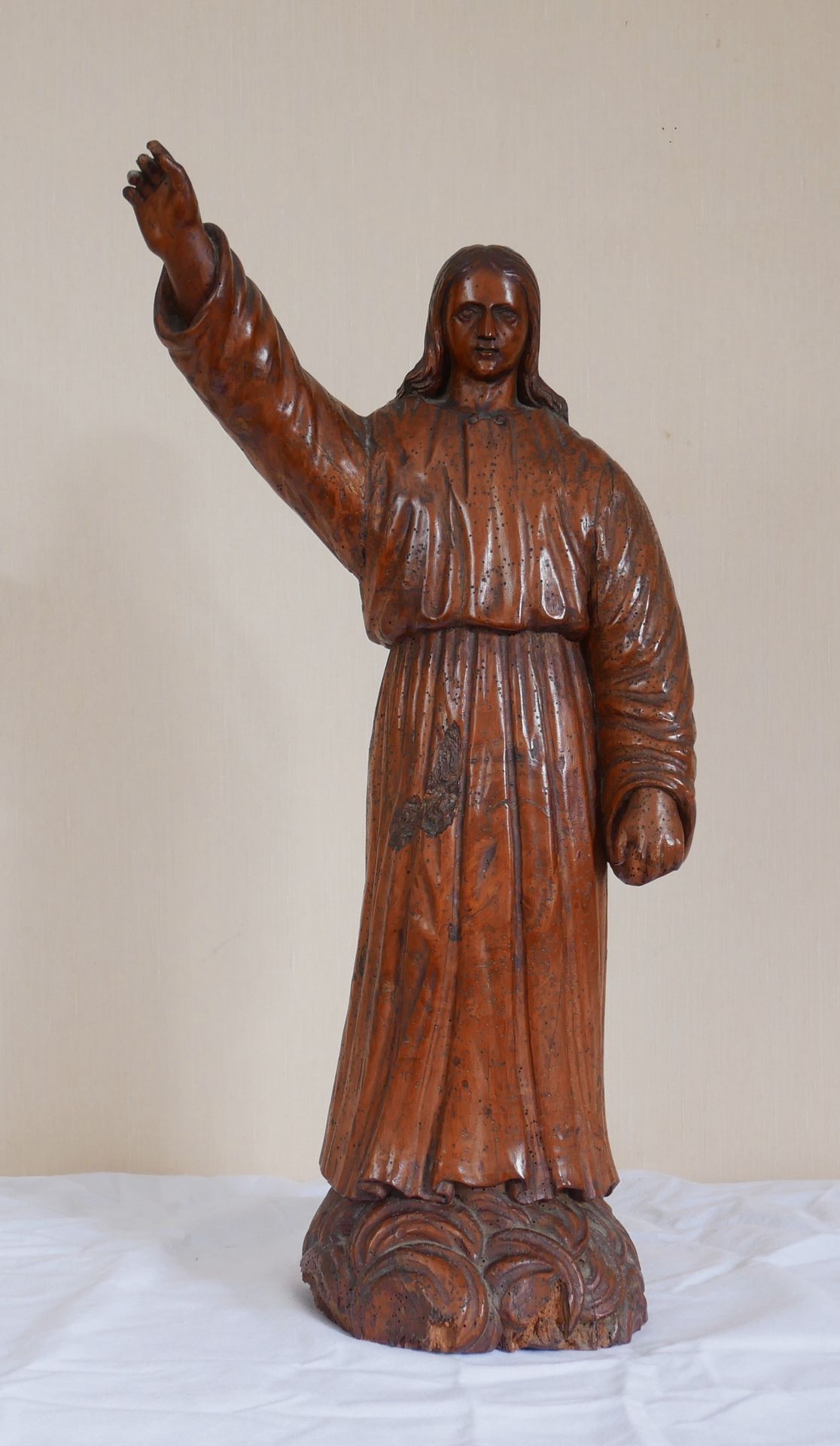 Null Sculpture en bois naturel représentant Jésus le bras levé bénissant

H : 65&hellip;
