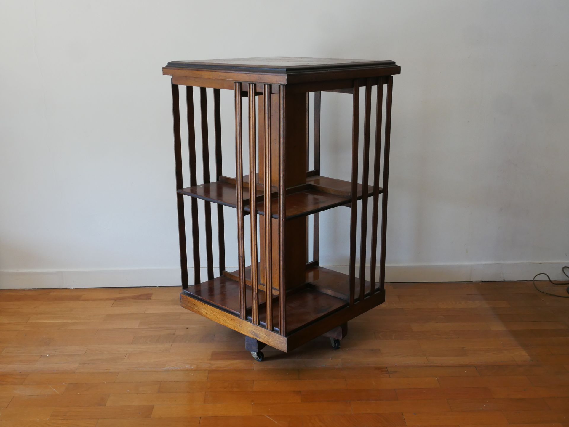 Null 
镶嵌着丝线的木制旋转书柜，英国




高：84 W：47 D：47 cm。



(污点)
