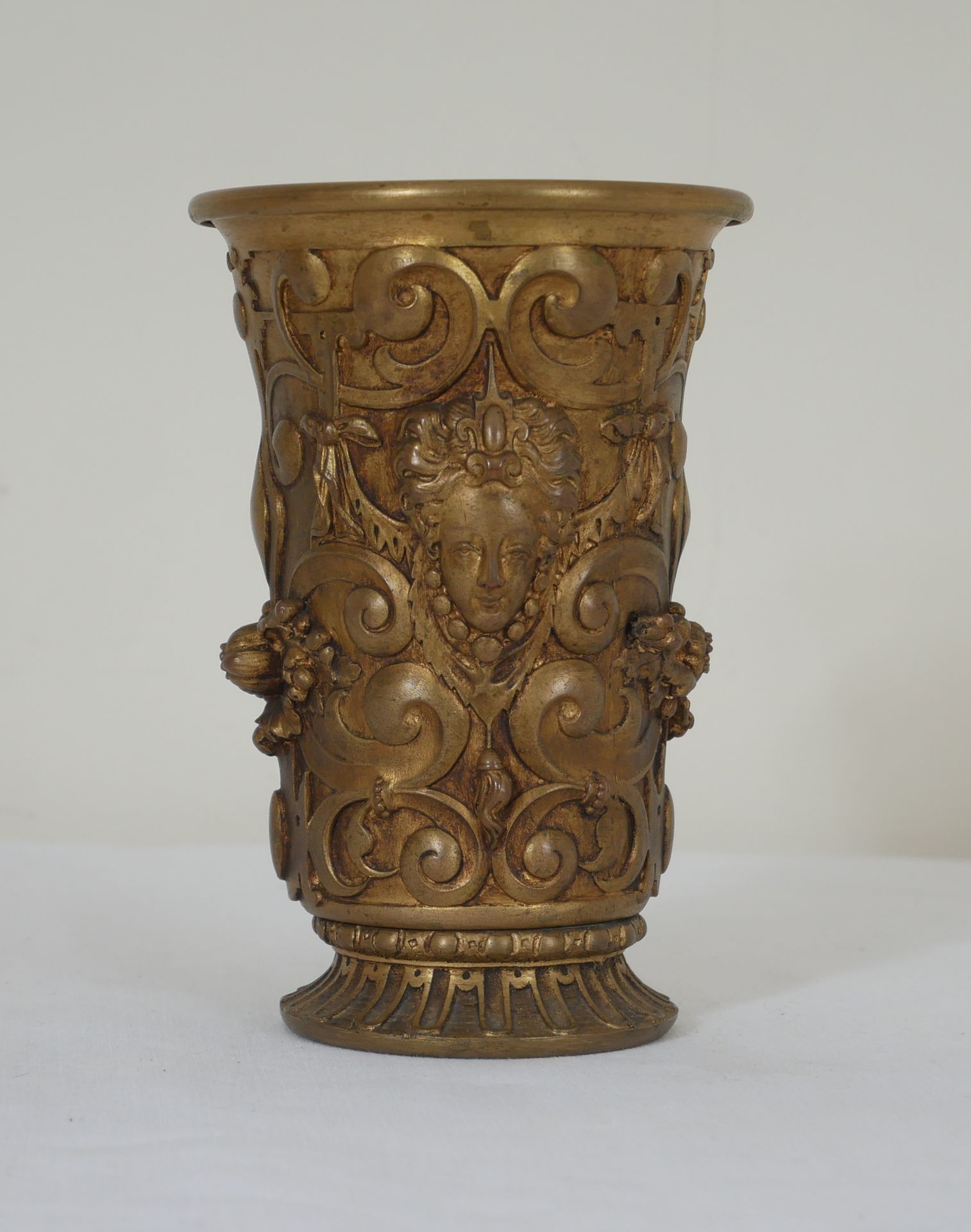 Null A LA MARQUISE DE SEVIGNE - ROUZAUD 巴黎

鎏金金属水壶，脚上有新文艺复兴风格的浮雕装饰，已签名

高：13厘米。