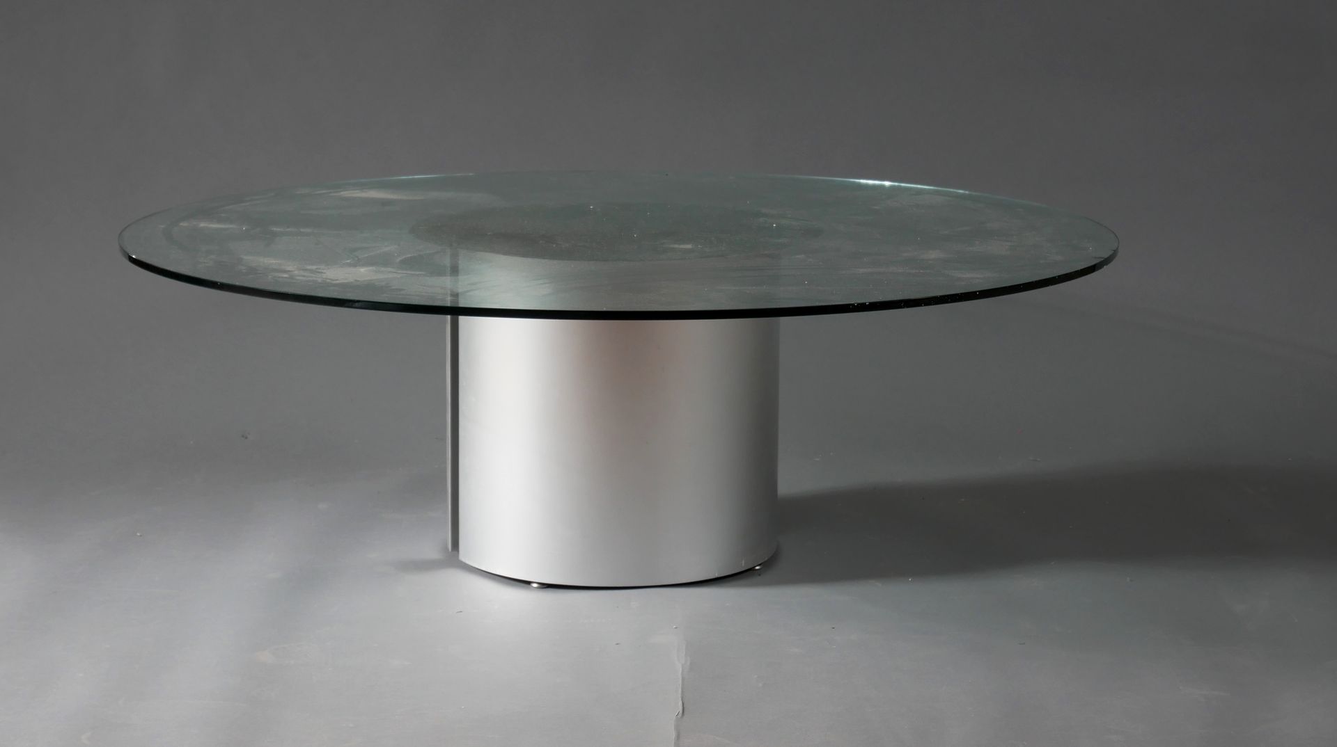 Null 
*Table basse à base ronde en bois et placage de métal brossé, plateau rond&hellip;