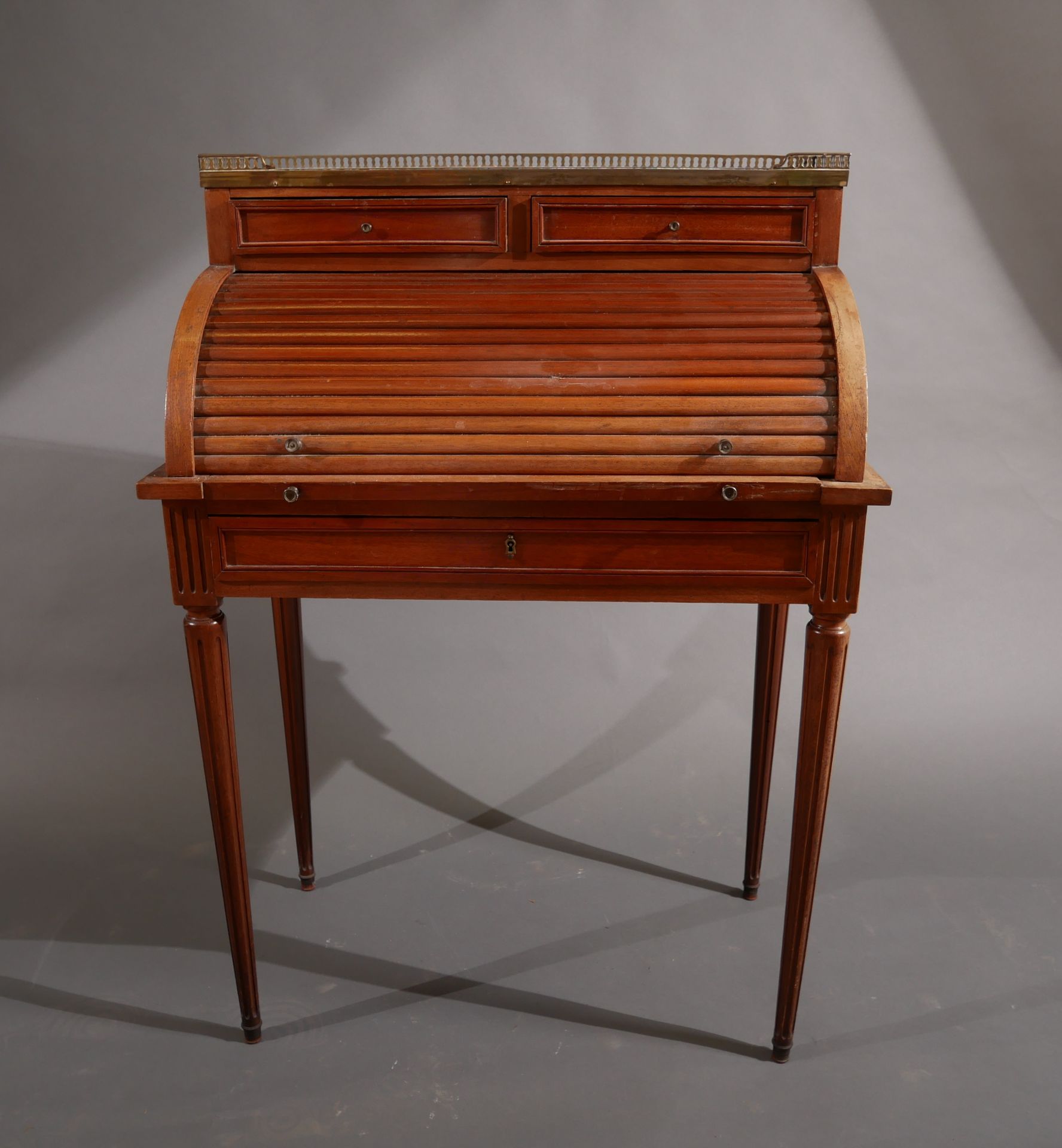 Null 天然木制圆筒书桌，白色大理石桌面配以镂空铜质画廊，路易十六风格

高：104，宽：75，深：40厘米（绝缘，意外）。
