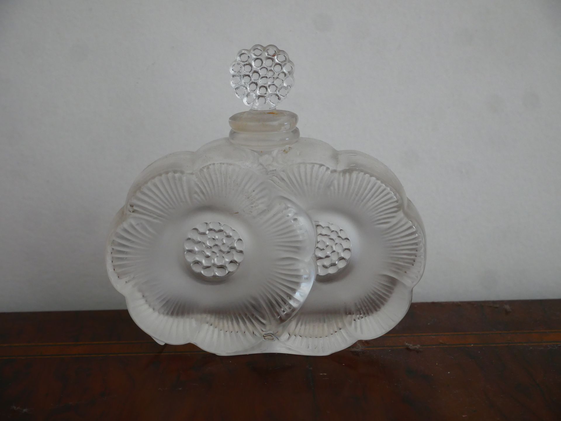 Null LALIQUE 法国

一个压制的磨砂水晶香水瓶，上面有两个叠加的海葵，已签名。

高：9厘米。