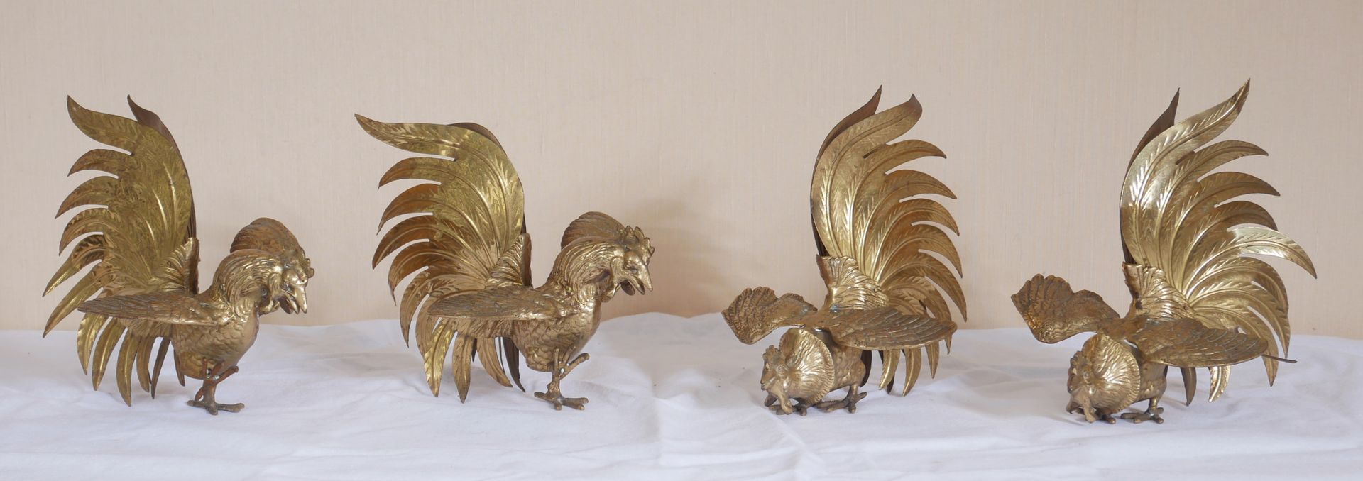 Null Zwei Hahnenpaare aus Bronze und vergoldetem Blechschnitt.

H: 22 L: 23 cm.