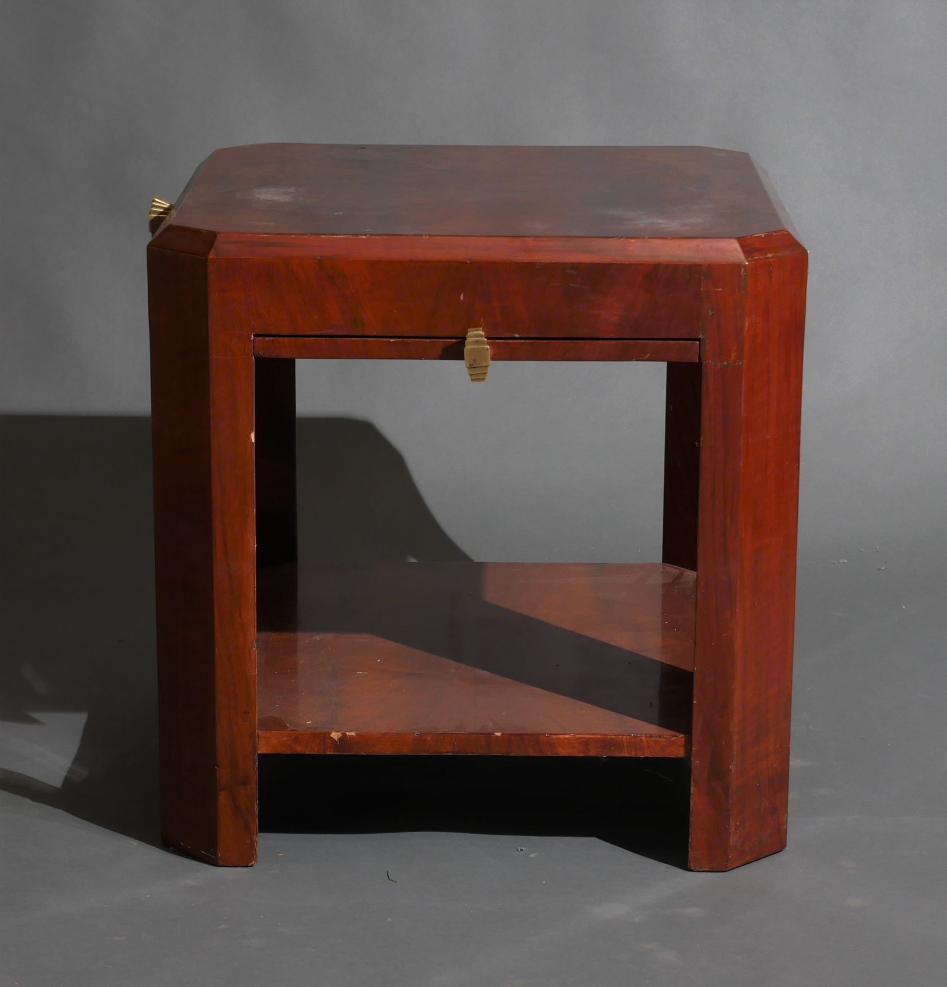 Null 一张方形贴面的基座桌，上面有一个裆部和四个青铜拉手，1930年代

H: 61 W: 67 D: 67 cm (磨损、划痕、碎裂)