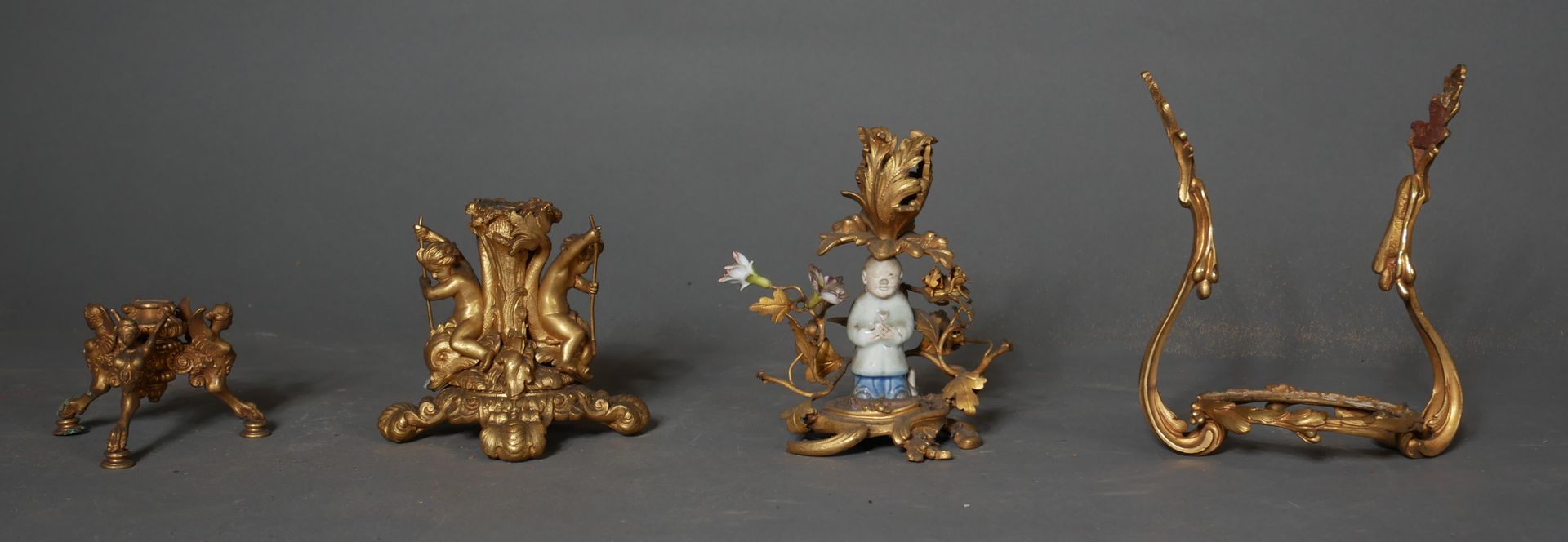 Null * 两件青铜展示架和支架的拍品。饰有小男孩的青铜和瓷器烛台

高：13厘米（缺）。
