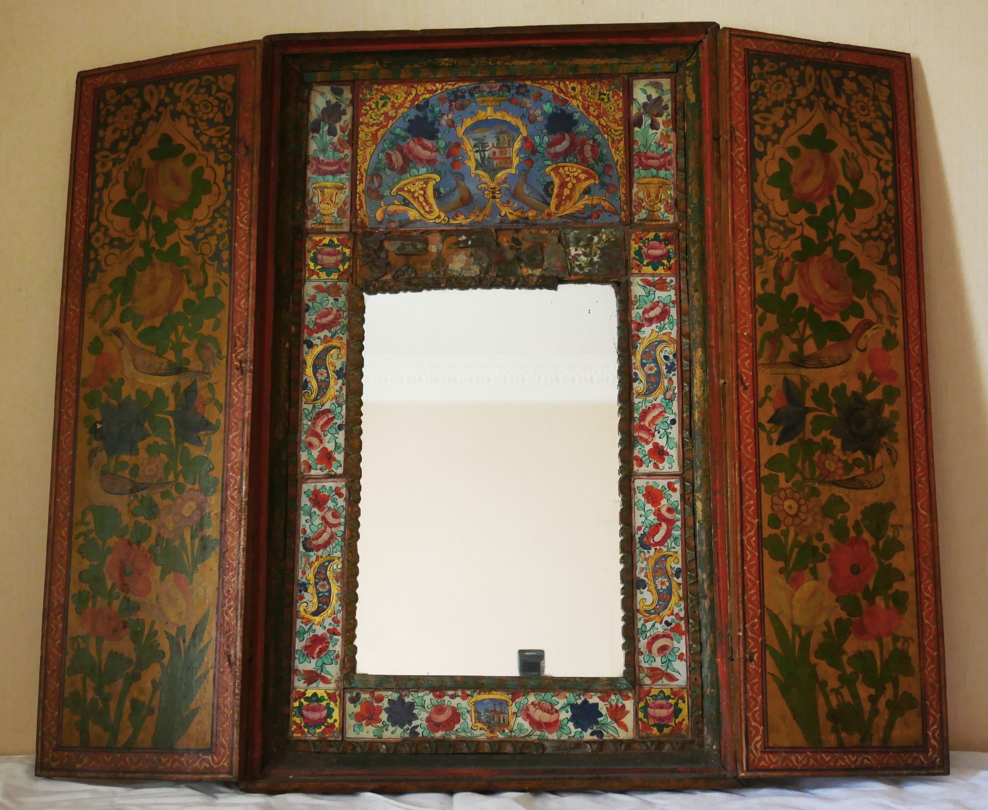 Null 长方形的多色涂漆木质镜子，盖板上有花瓶，内部显示的是镜子周围的玻璃，上面绘有树枝、丰饶的牛角和风景的eglomised装饰，伊朗卡扎尔，19世纪末。
&hellip;
