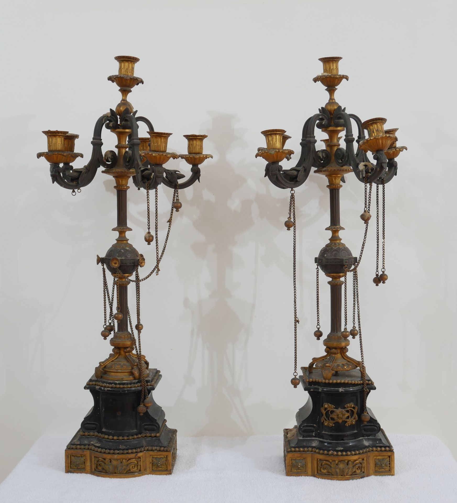Null Pair of candelabras in patinated bronze, gilded on a black marble base

H :&hellip;