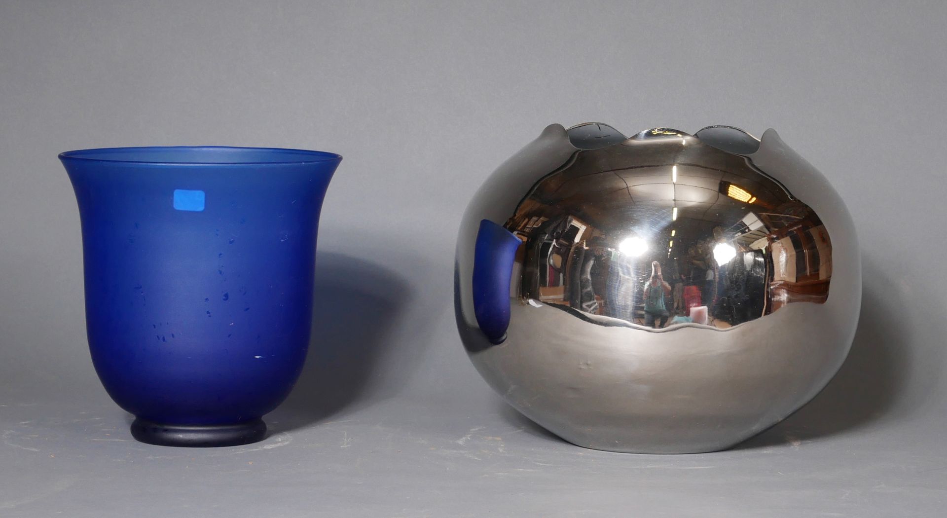 Null Zwei Übertöpfe aus Metall und blau getöntem Glas.

H: 22-25 cm.