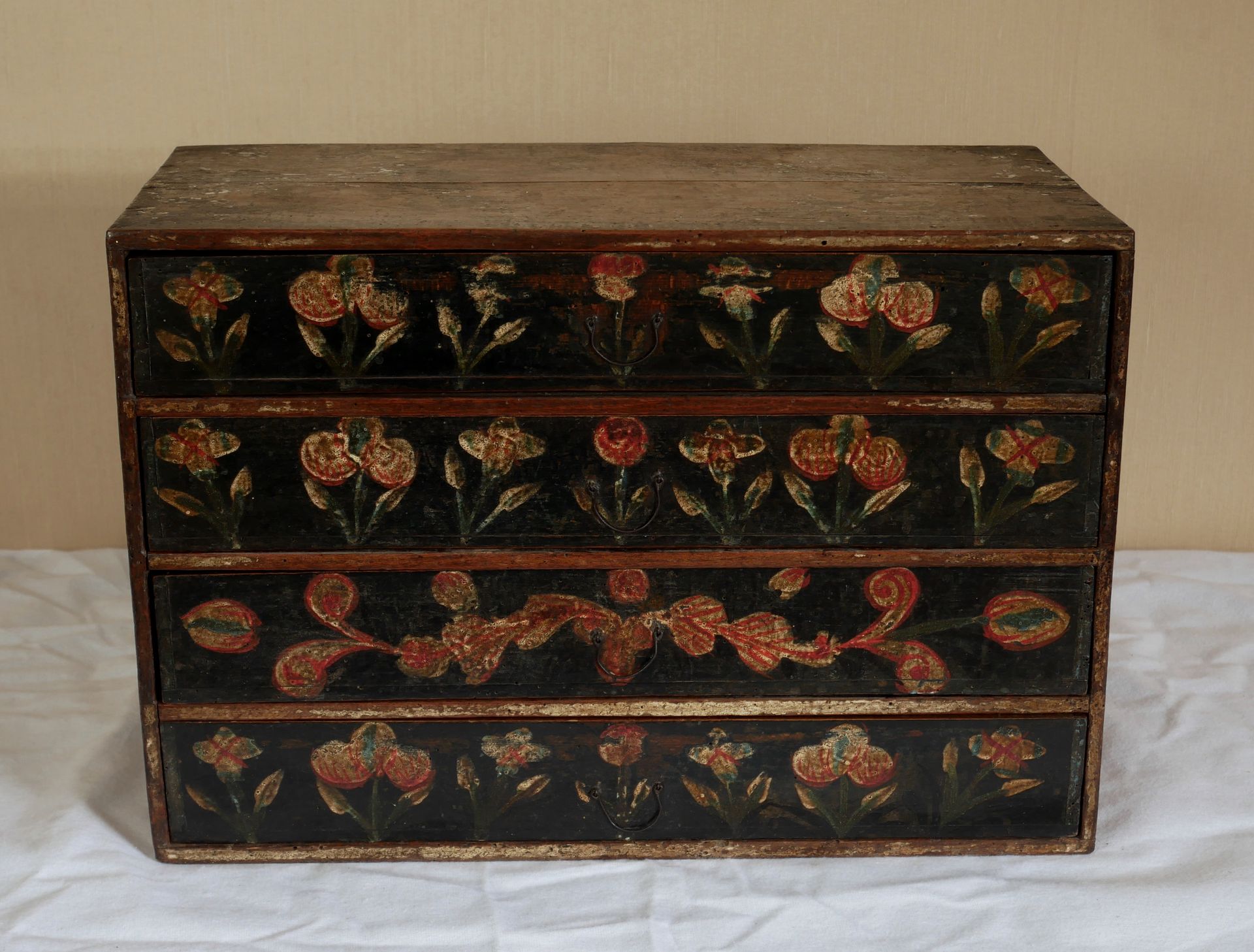 Null 
Cassettone in legno policromo con quattro cassetti, Normandia, XIX secolo.&hellip;