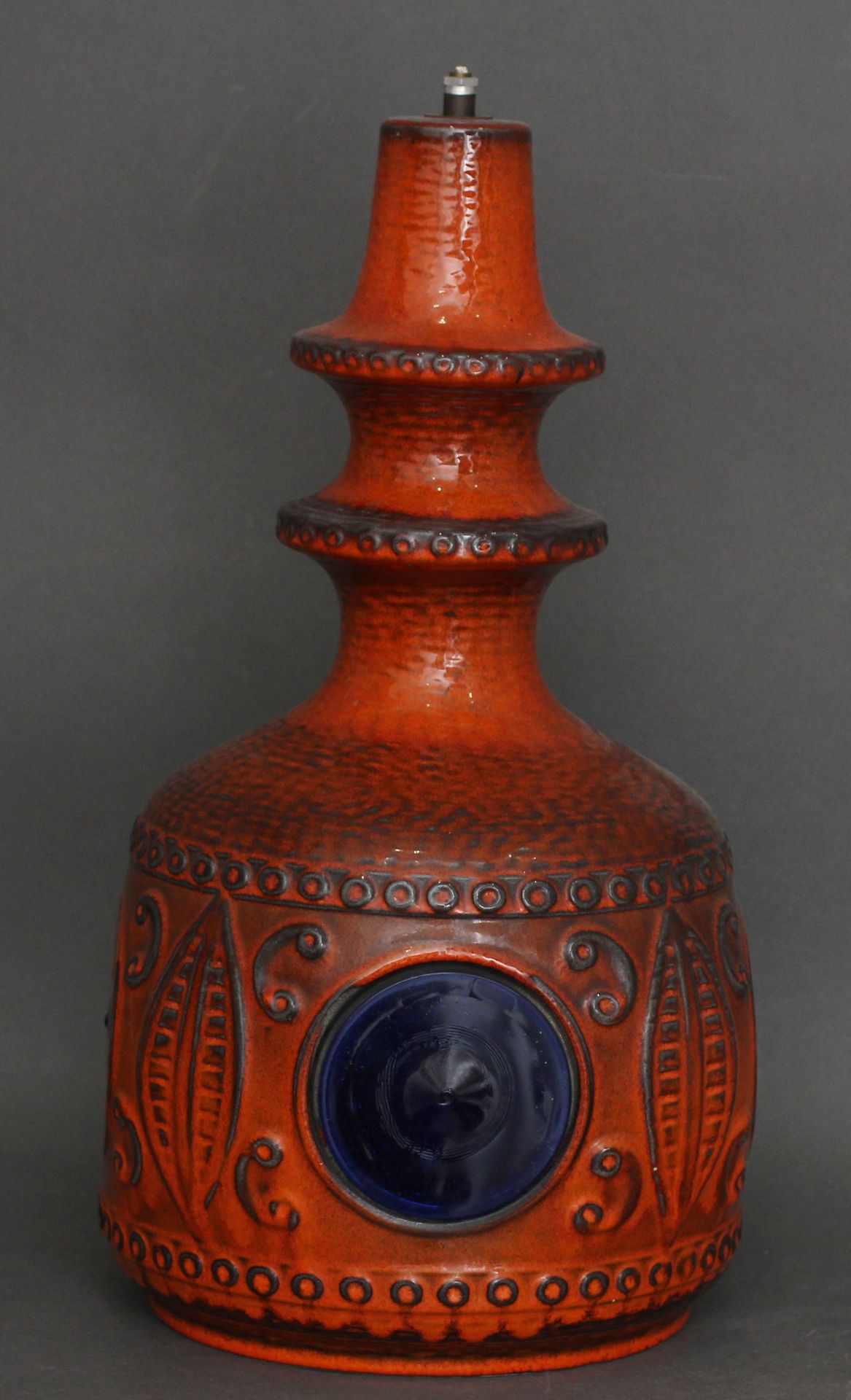 Null BAY Keramik

橙色釉面的陶瓷灯座，蓝色玻璃圆盘，球状灯身和奇怪的颈部，有签名

高：54厘米。