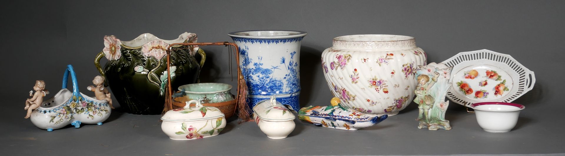 Null *Lot de caches-pots, plats et vases divers en céramique (accidents)