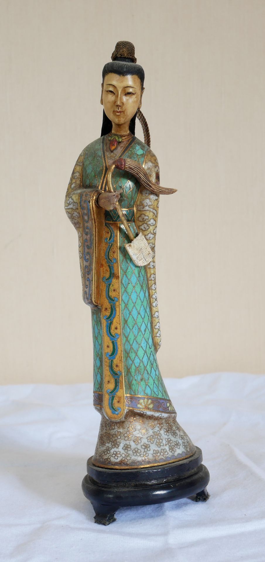 Null Escultura de metal cloisonné policromado y resina que representa a una dama&hellip;