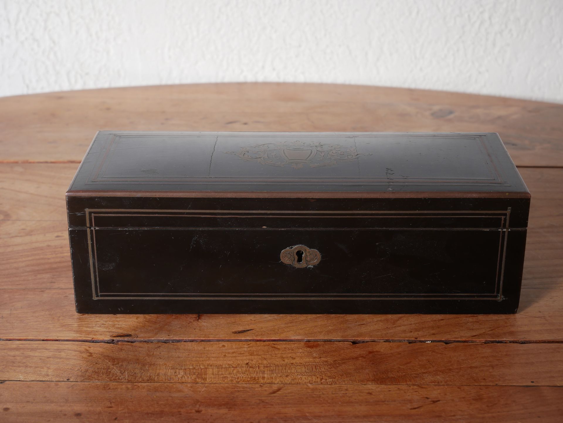 Null House of ZIMBERG

Glove box in ebony veneer inlaid with brass, label, Napol&hellip;