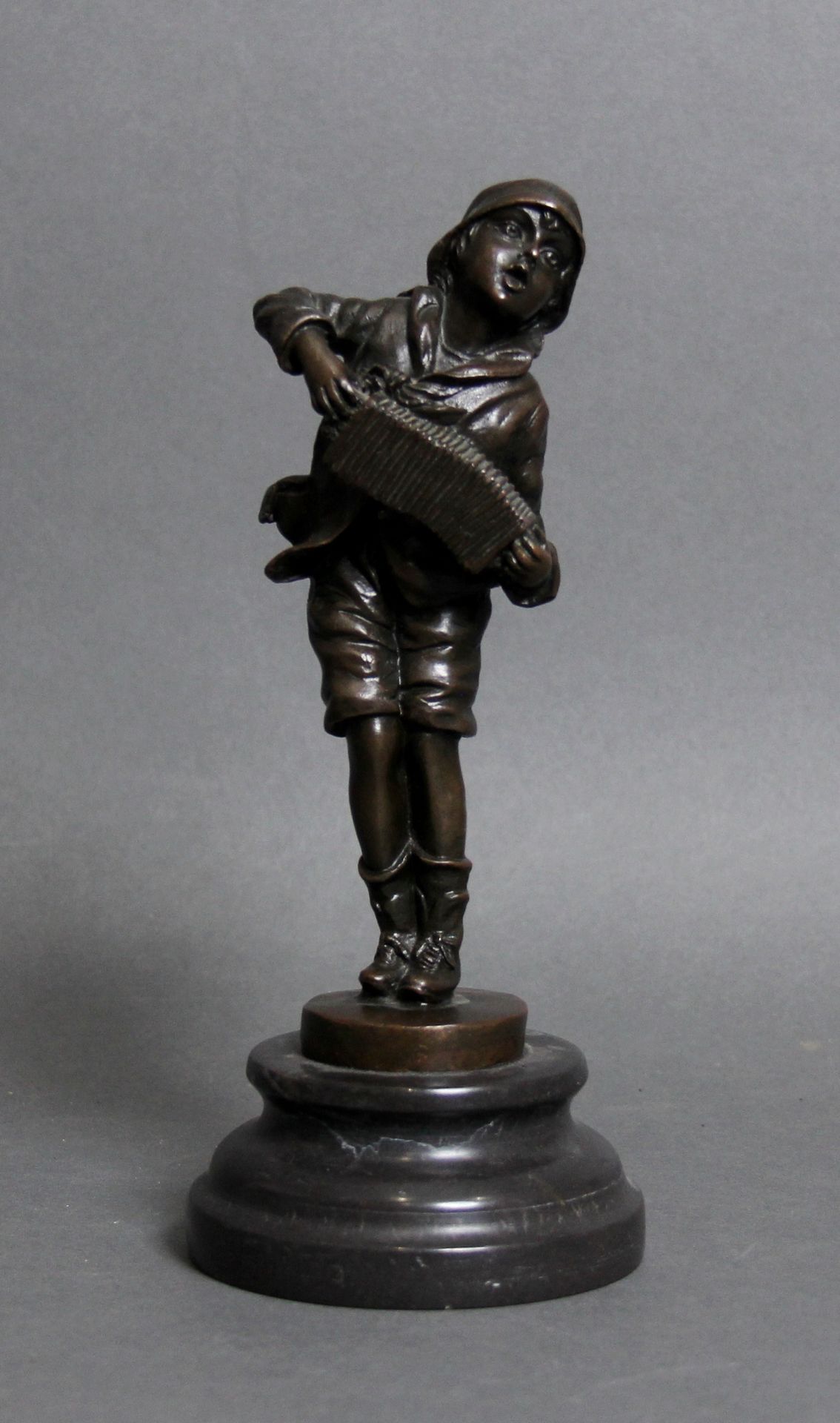 Null TURPIN
手风琴演奏家
青铜雕塑，底座上签有奖章的青铜。
黑色大理石的Contresocle
总高度：24厘米。