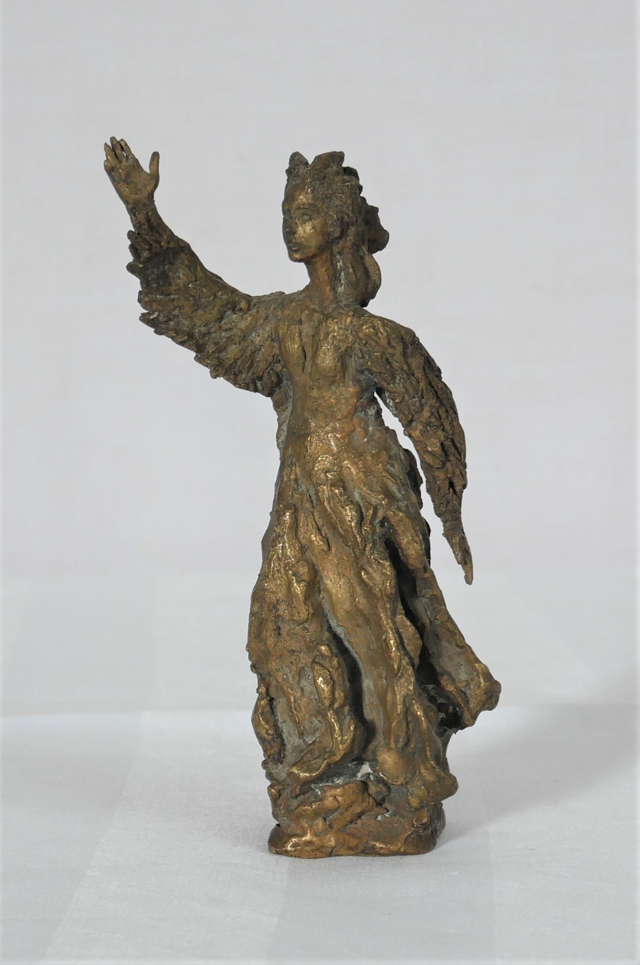 Null 现代学校

女子站立，举起右臂

青铜雕塑，有图案和印记

高：16.5厘米。