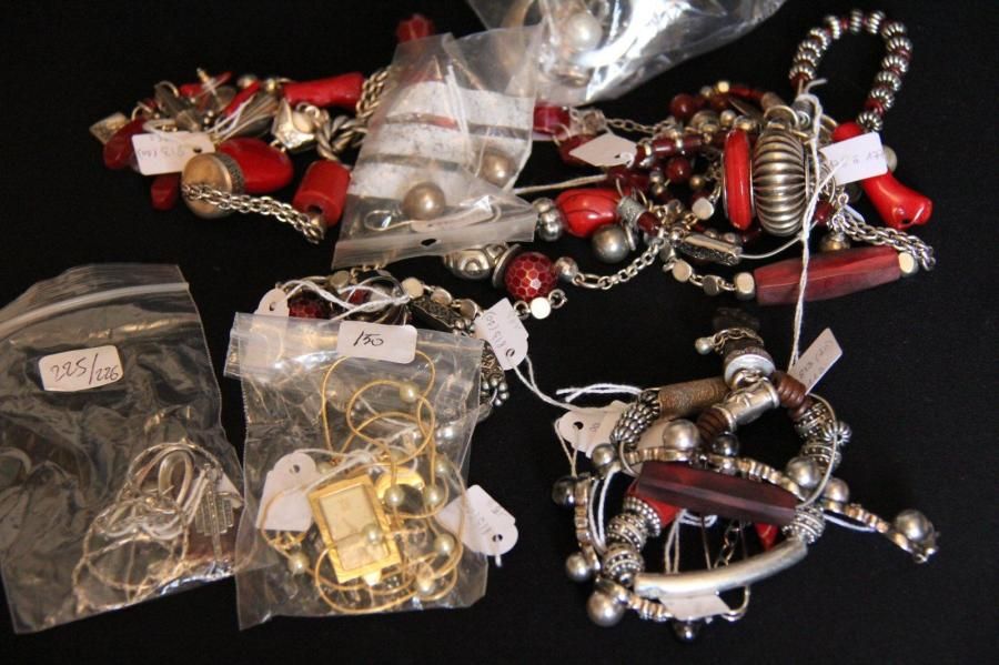 Null Lot en argent et métal orné de pierres de synthèse comprenant bracelets, co&hellip;