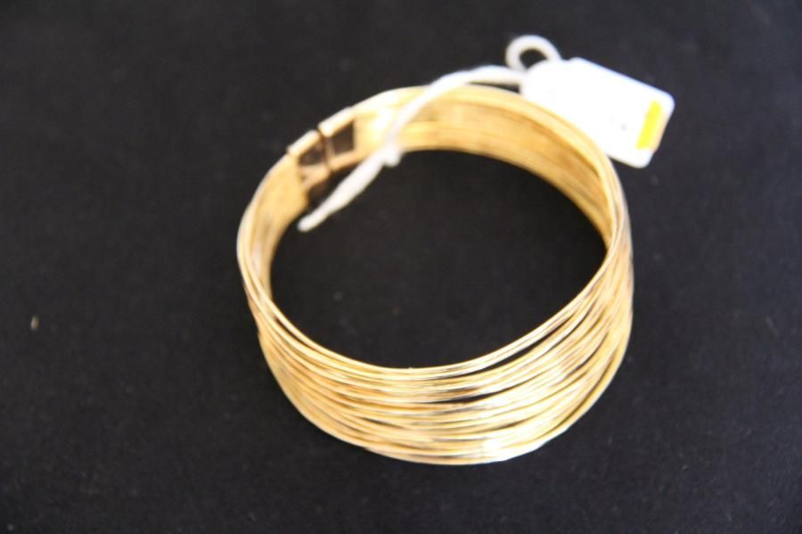 Null Bracelet rigide composé de vingt six fils d'or jaune. Poids: 46 g
