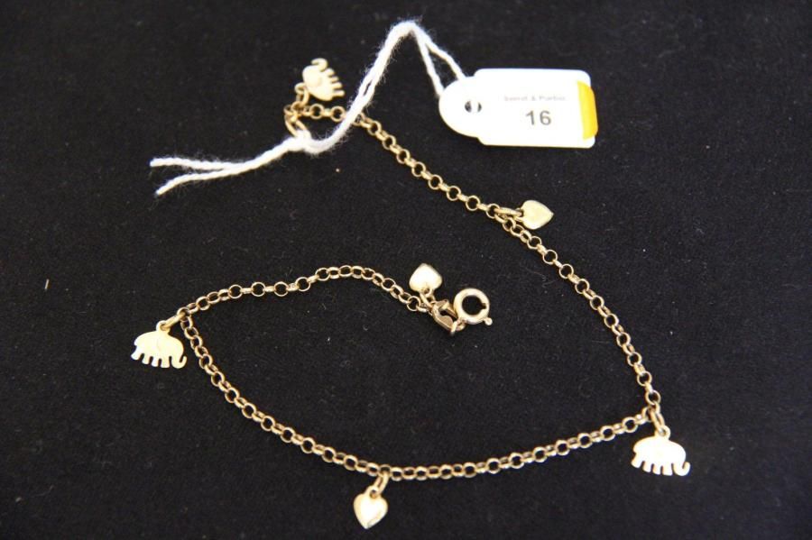 Null Petit bracelet articulé en or jaune supportant six breloques. Poids: 5 g