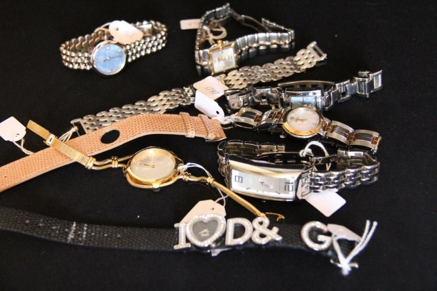 Null Lot de huit montres et un bracelet de montre en métal, certaines ornées de &hellip;